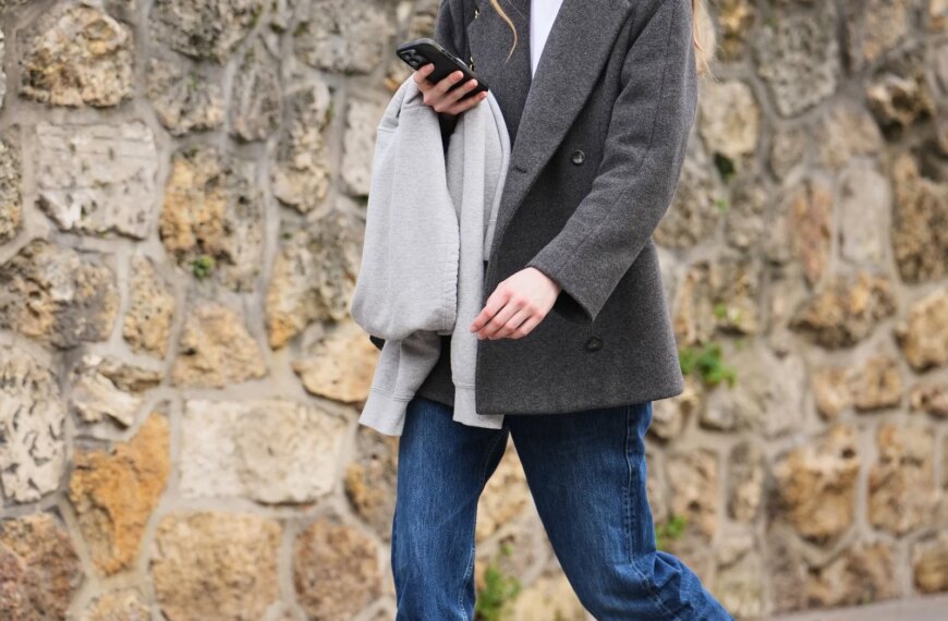 Біла футболка, джинси, піджак: 5 безпрограшних весняних аутфітів.