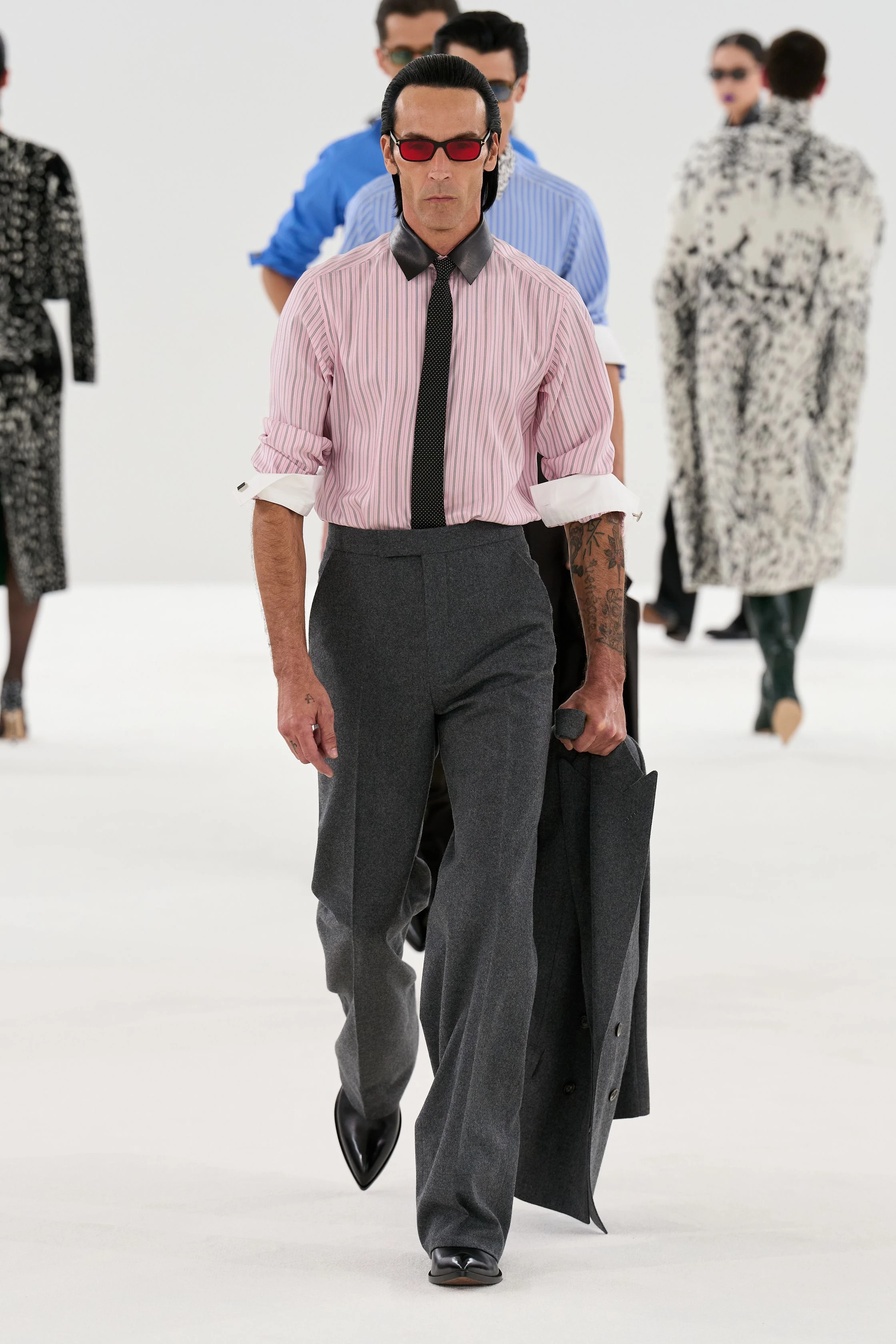 Гайдер Акерманн по-новому інтерпретує доробок Tom Ford, додаючи зухвалої чуттєвості.
5