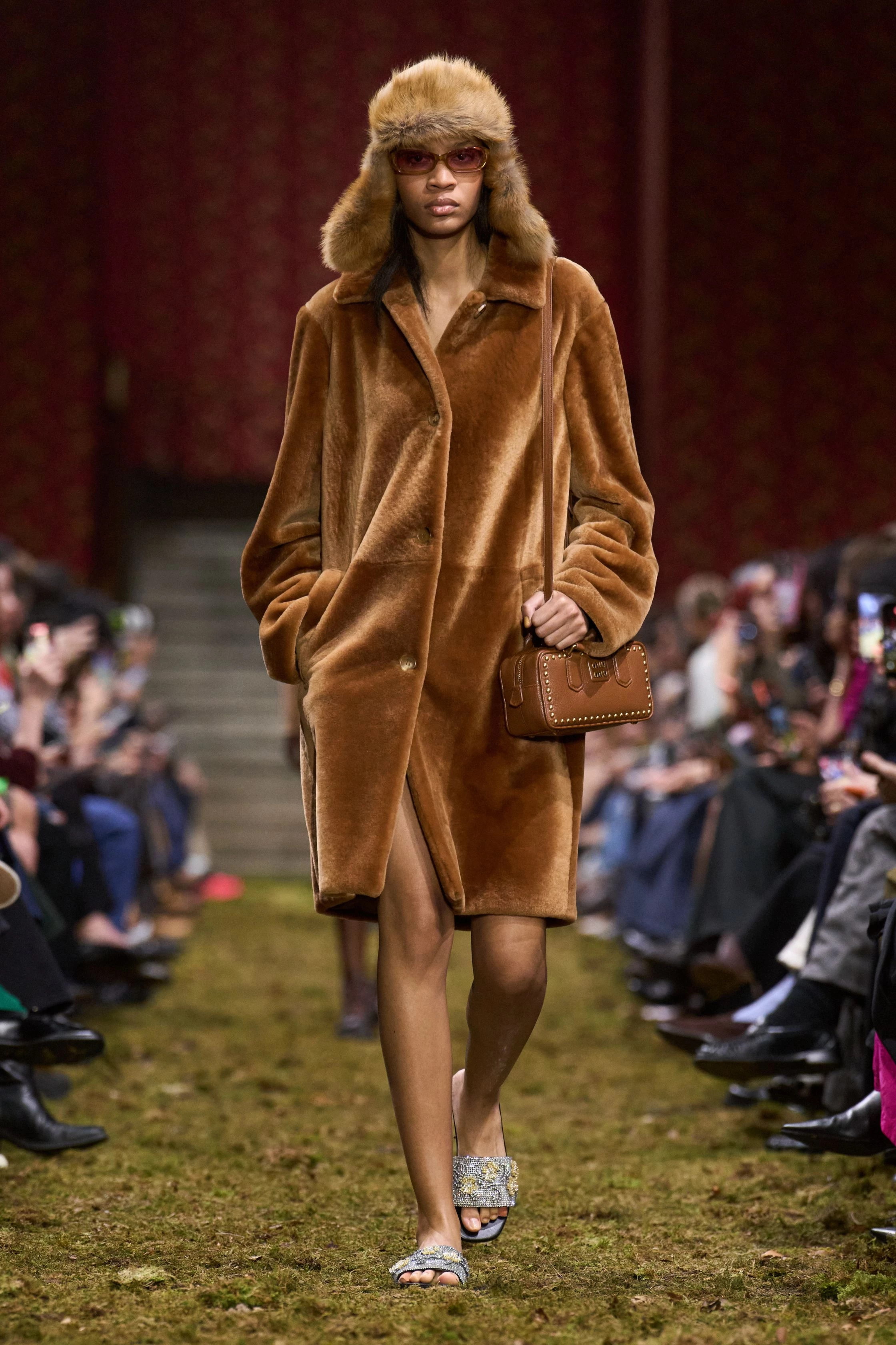 Miu Miu, осінь-зима 2026/2027: свіжа збірка, мінімалістський погляд Міуччі Прада.
11