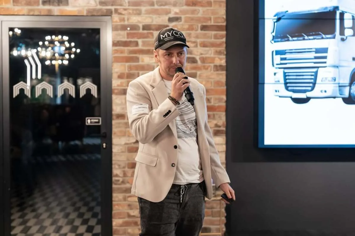 Томаш Мєжва, засновник стартапу MycoRenew та фіналіст премії Global Change Award 2026, представляє проєкт з біорозкладання текстильних відходів за допомогою грибів.