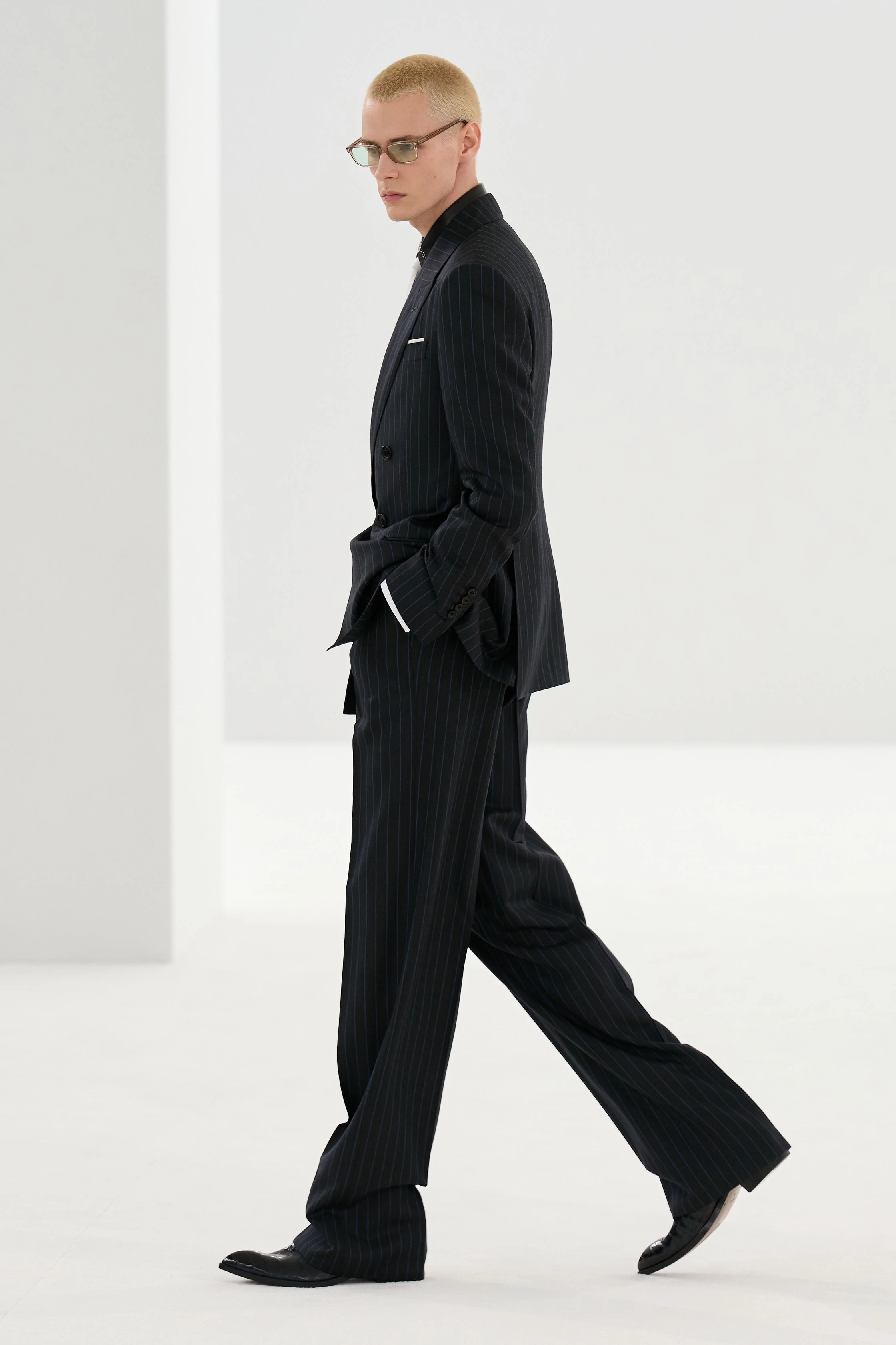 Гайдер Акерманн по-новому інтерпретує доробок Tom Ford, додаючи зухвалої чуттєвості.
1