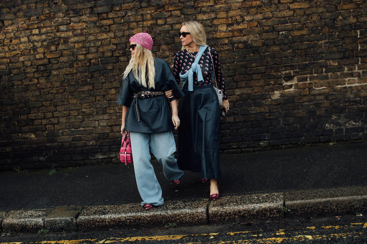 CO2 перетворюється на тканини, одяг виготовляється з вуглекислого газу. Дві жінки у стильному міському вбранні йдуть вулицею біля цегляної стіни, демонструючи сучасний підхід до моди. Фотографія символічно натякає на зміни в індустрії моди, яка все більше звертається до інноваційних та більш екологічних матеріалів. У контексті статті показано напрямок, у якому мода може розвиватися завдяки технологіям на основі CO2.