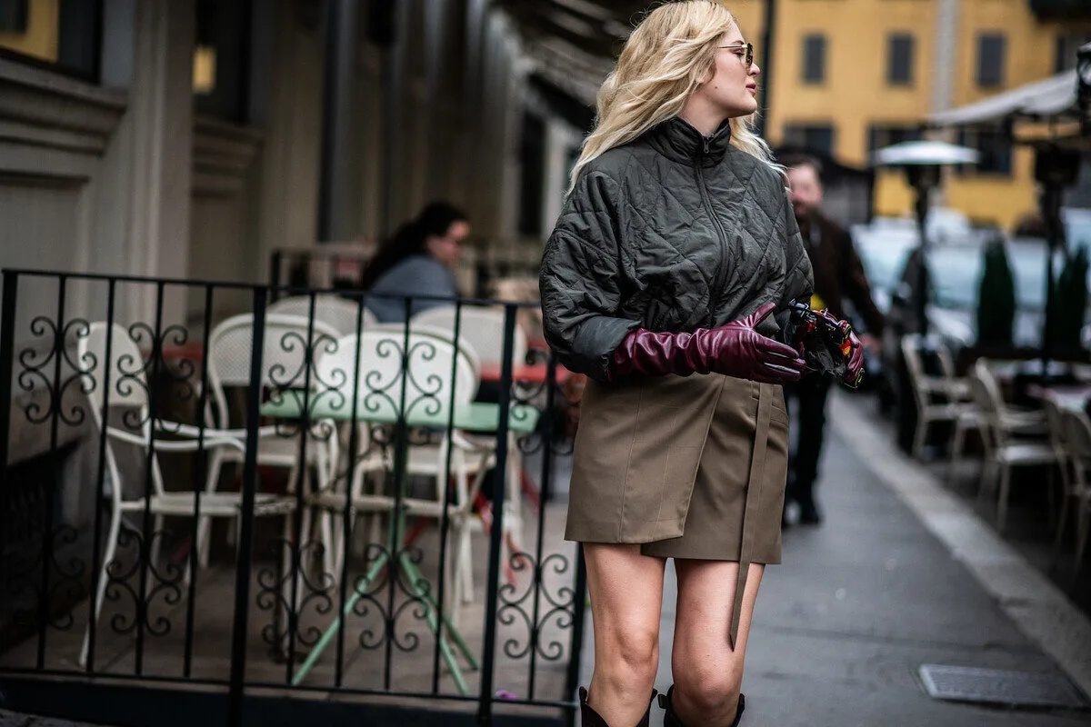 Жінка на міській вулиці у вихідні – приклад повсякденних покупок, які можуть змінитися після обмежень на недільну торгівлю.