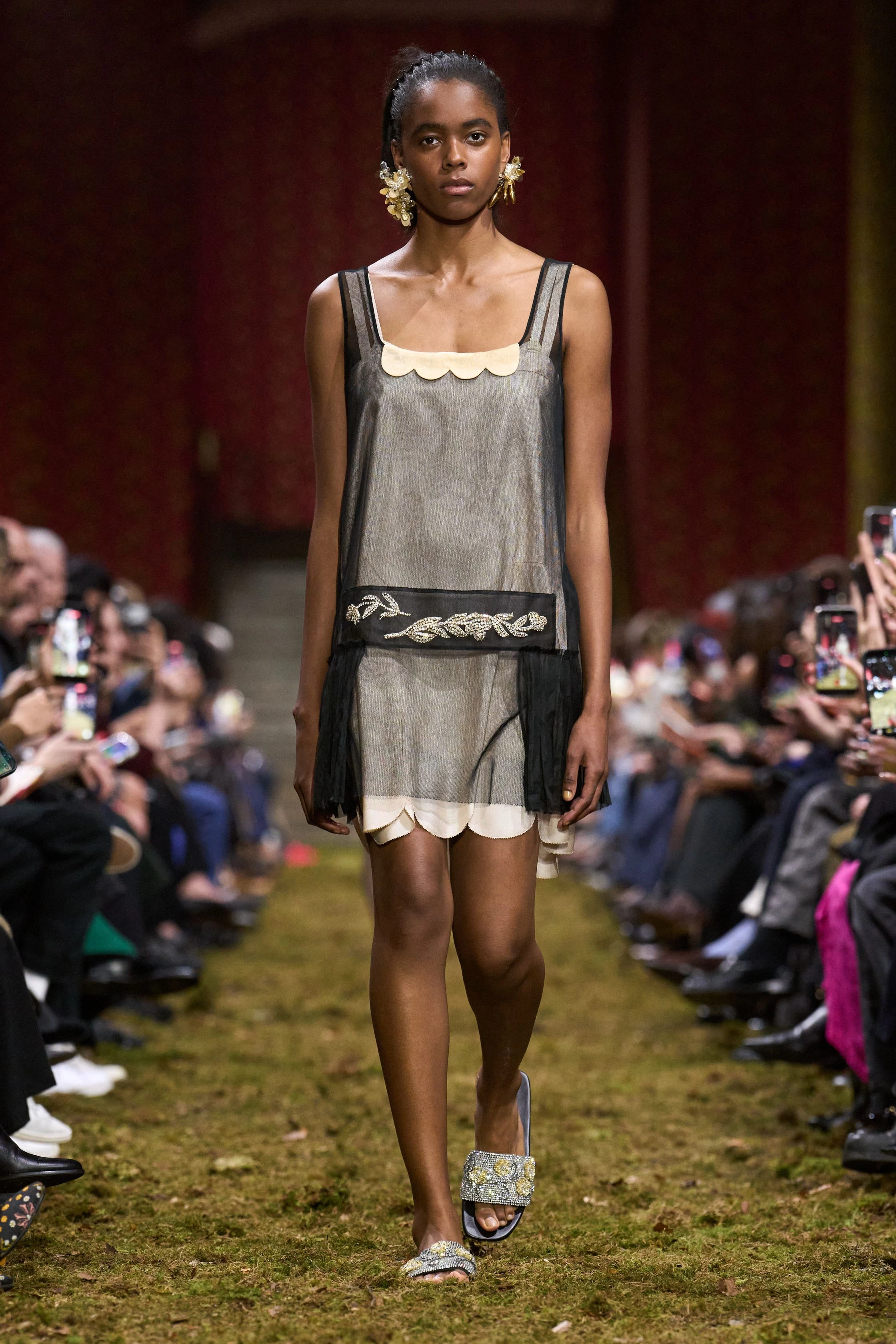 Miu Miu, осінь-зима 2026/2027: свіжа збірка, мінімалістський погляд Міуччі Прада.
15