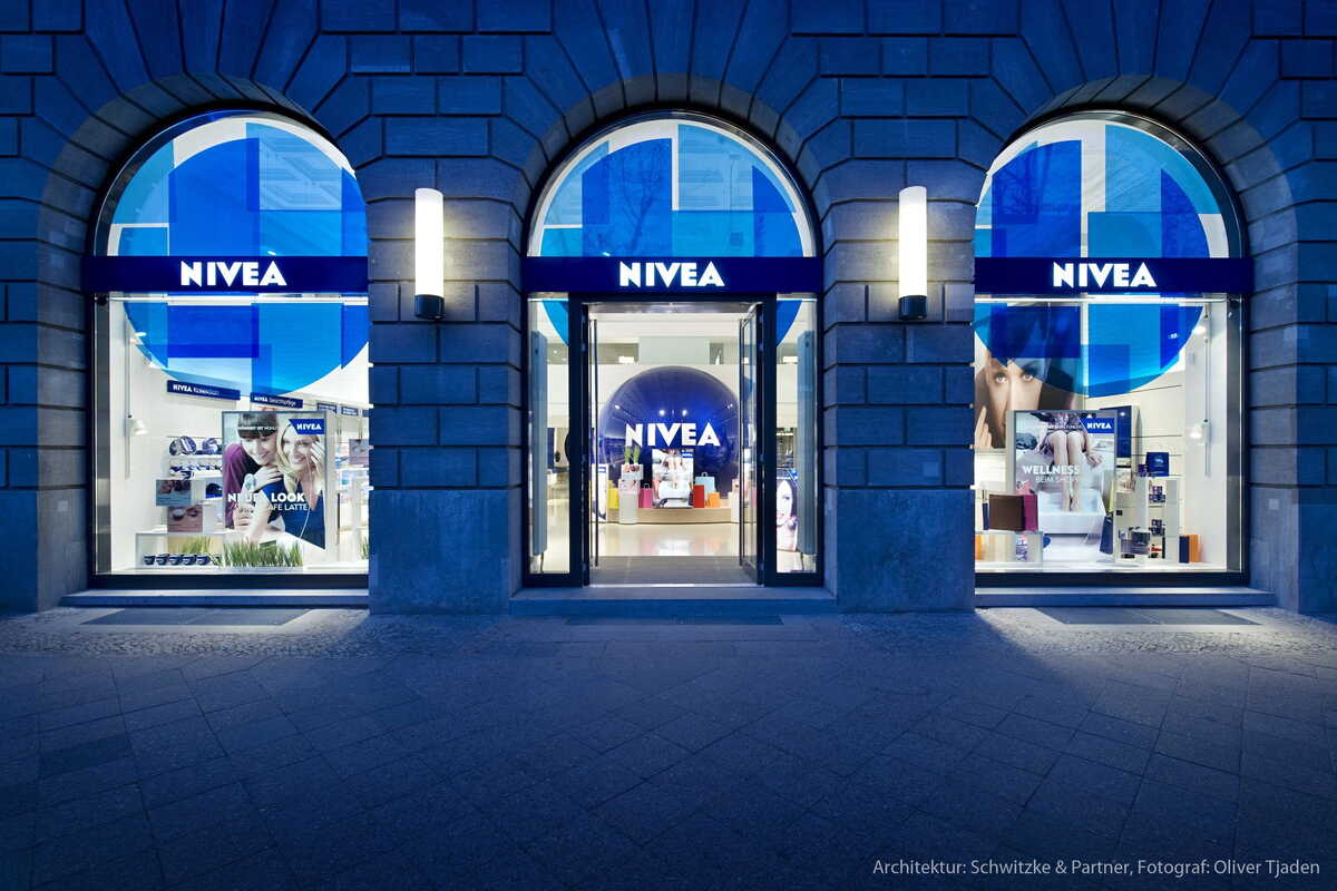 Сучасний магазин Nivea з характерною візуальною ідентичністю синього кольору та вітриною. Фотографія символізує великий косметичний бренд, який потрапив під пильну увагу регуляторних органів через затримку платежів діловим партнерам.