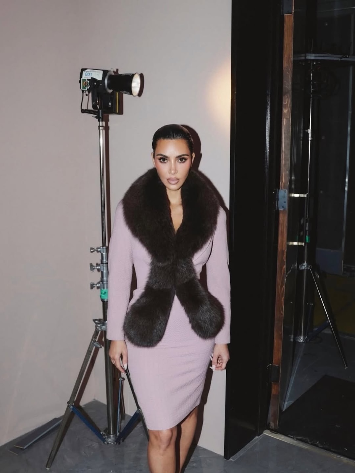 Кім Кардаш'ян одягла пастельний ансамбль з хутряною обробкою.