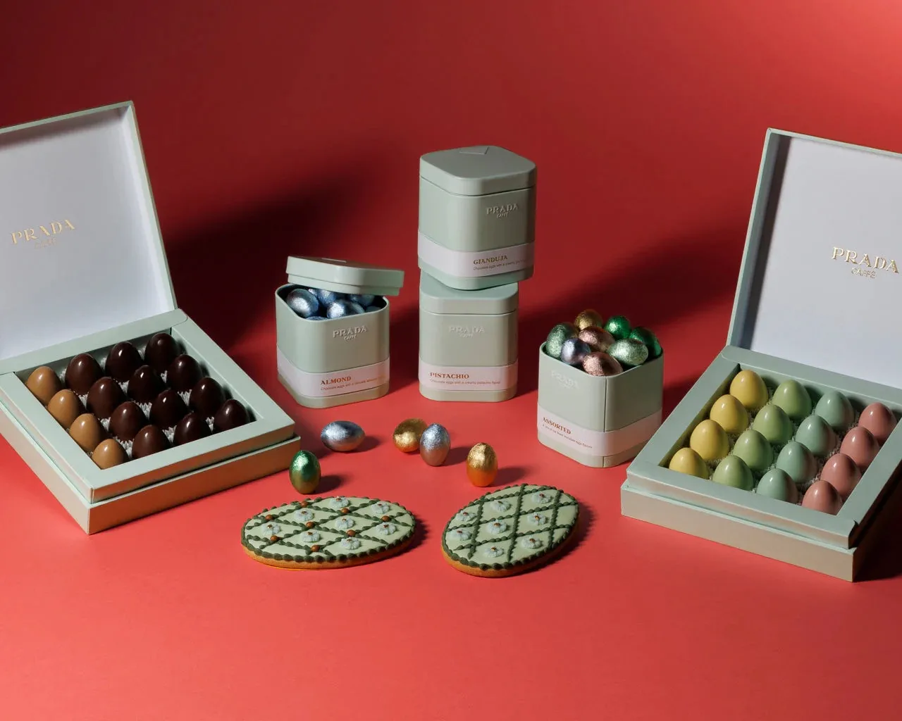 Розкішні великодні солодощі від Prada в елегантній упаковці Marchesi 1824. Колекція поєднує пастельні яйця, праліне та печиво в преміальній естетиці.