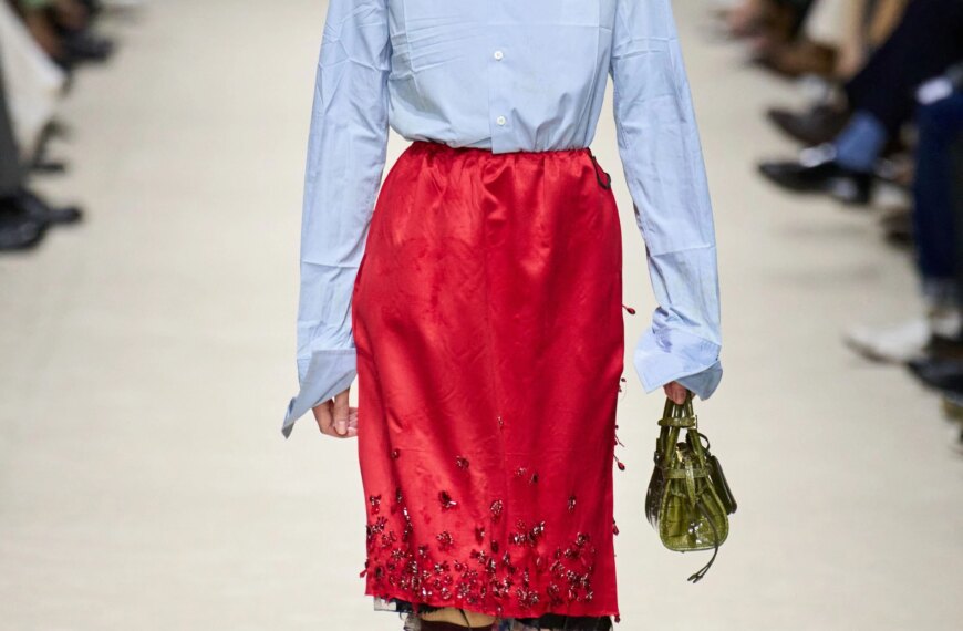 Небесний з багряним: актуальний мікс барв, що додає жвавості вбранню