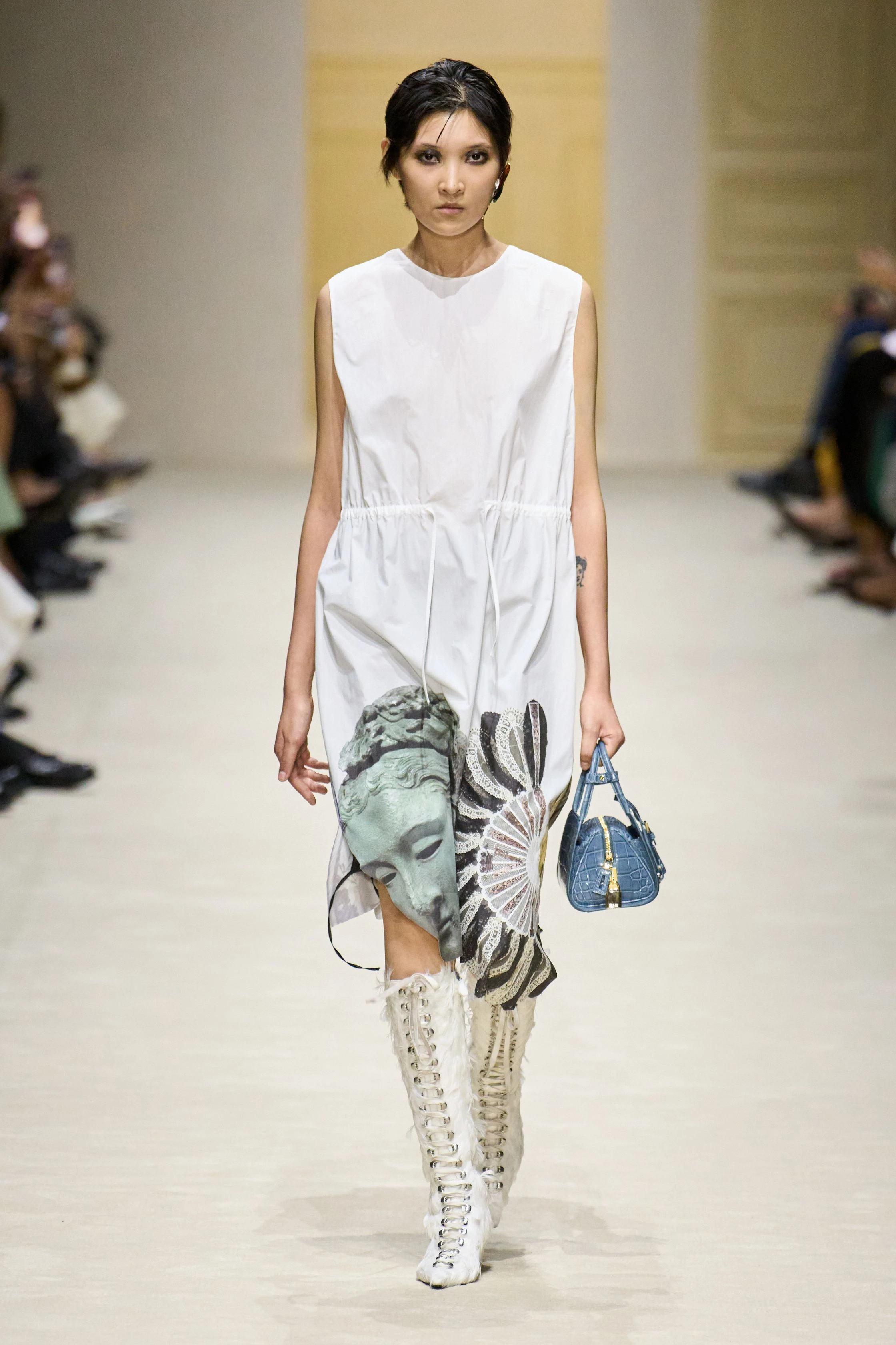 Prada: осінньо-зимова колекція 2026/2027 – 15 манекенниць, 60 луків і багатошаровість.
21