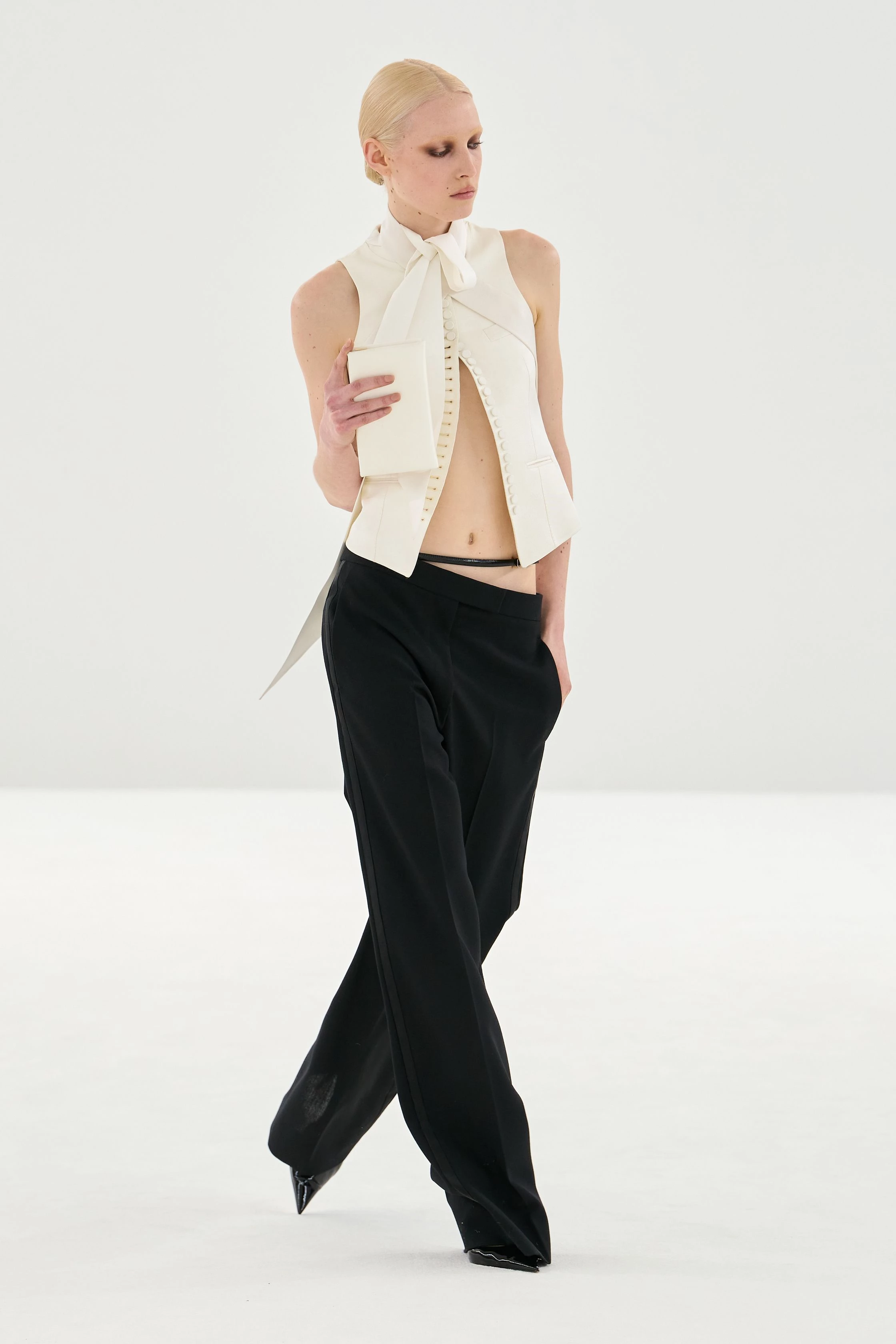 Гайдер Акерманн по-новому інтерпретує доробок Tom Ford, додаючи зухвалої чуттєвості.
19