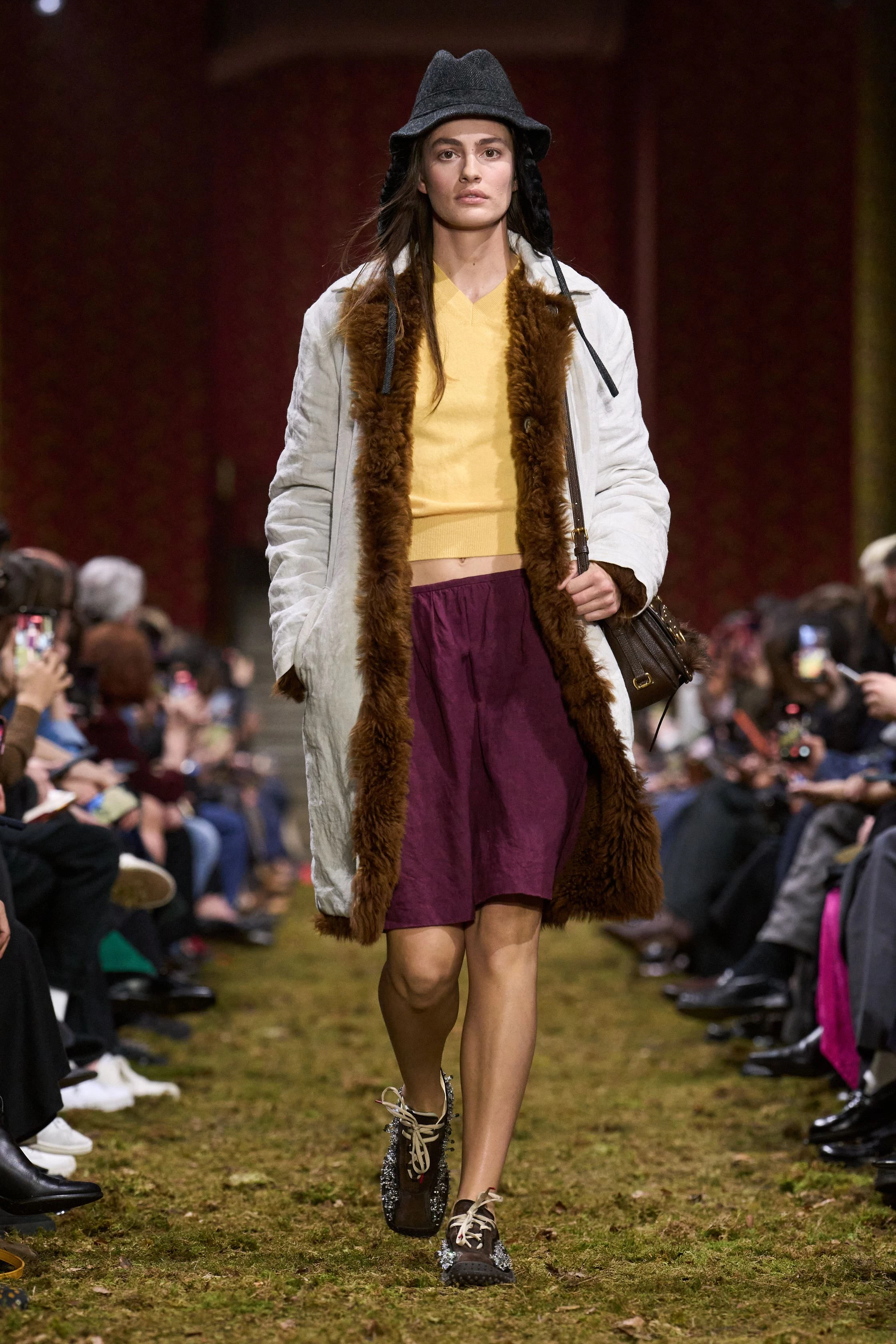 Miu Miu, осінь-зима 2026/2027: свіжа збірка, мінімалістський погляд Міуччі Прада.
9