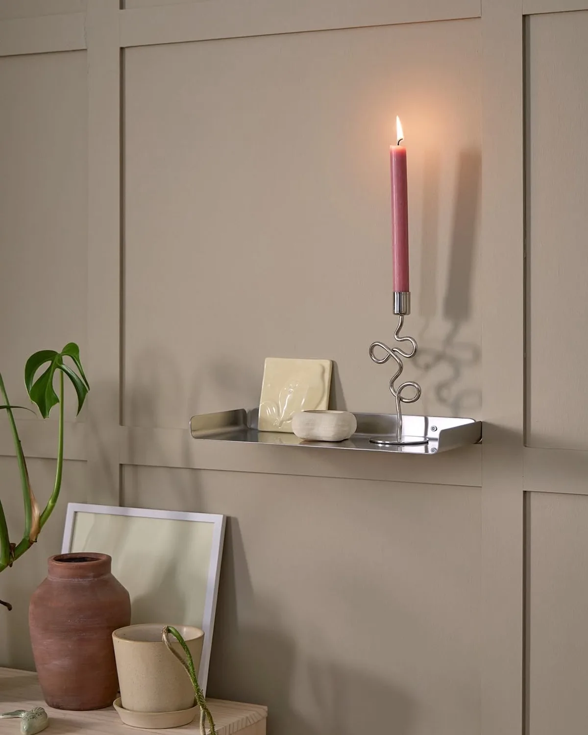 Декоративні аксесуари для інтер'єру Søstrene Grene – свічка, підсвічник та стильна настінна полиця у скандинавському стилі. Натхнення та товари доступні в додатку та інтернет-магазині бренду.