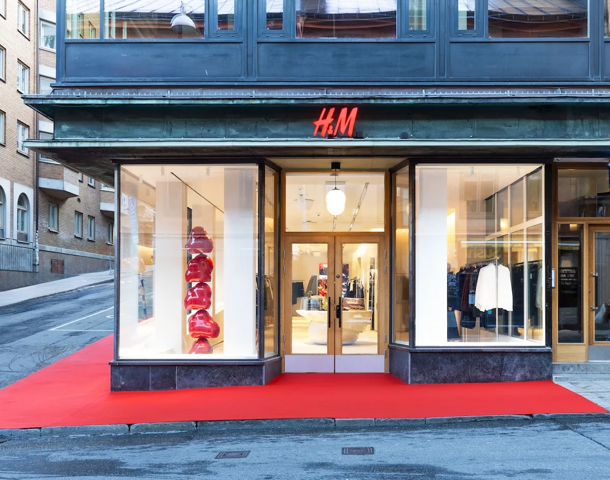 Магазин H&M Group у міському середовищі – приклад сучасного формату роздрібної торгівлі, що відповідає стратегії оптимізації мережі. Фінансові результати H&M за 2025 рік показують, що менша кількість магазинів нерозривно пов’язана з підвищенням прибутковості.