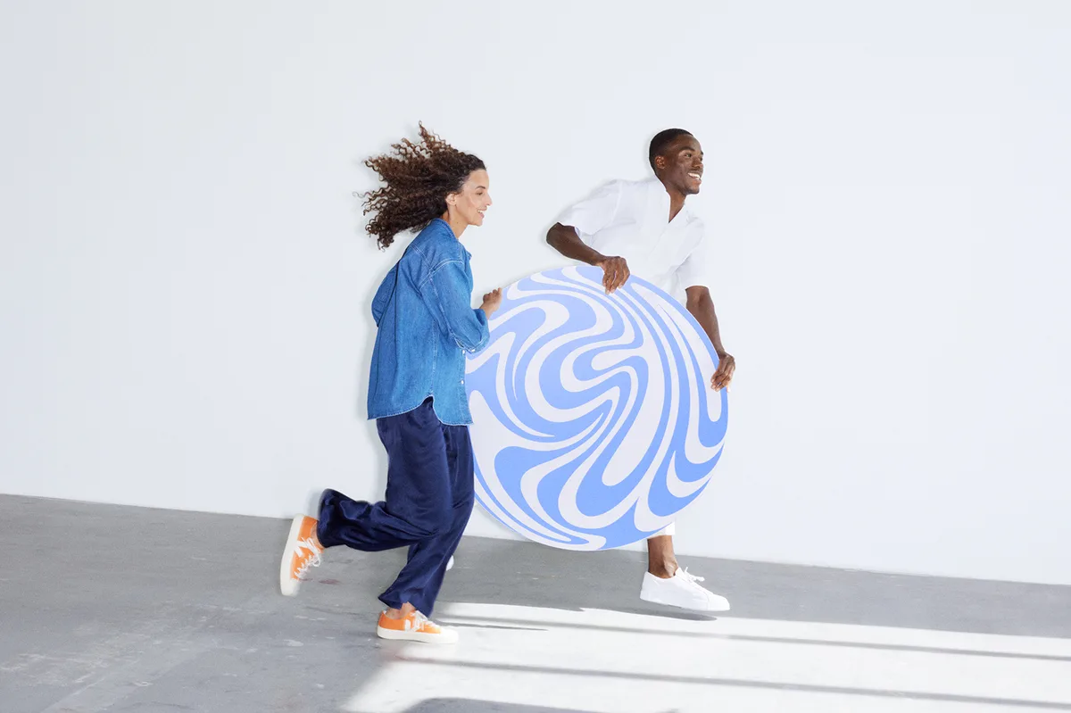 Фіналісти премії Global Change Award 2026, серед 20 фіналістів – поляки. Моделі несуть велике кругле зображення під час фотосесії, присвяченої премії Global Change Award 2026, організованої Фондом H&M.