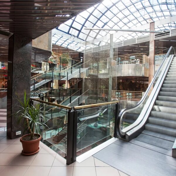 Найстаріший торговий центр у Польщі продано. Колись він був еталоном…