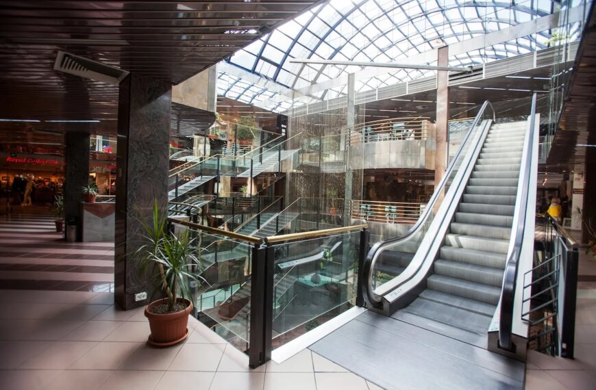 Найстаріший торговий центр у Польщі продано. Колись він був еталоном…