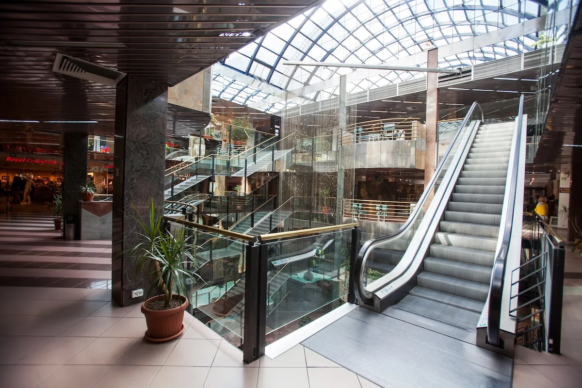 Найстаріший торговий центр у Польщі продано. Колись він був еталоном розкоші.