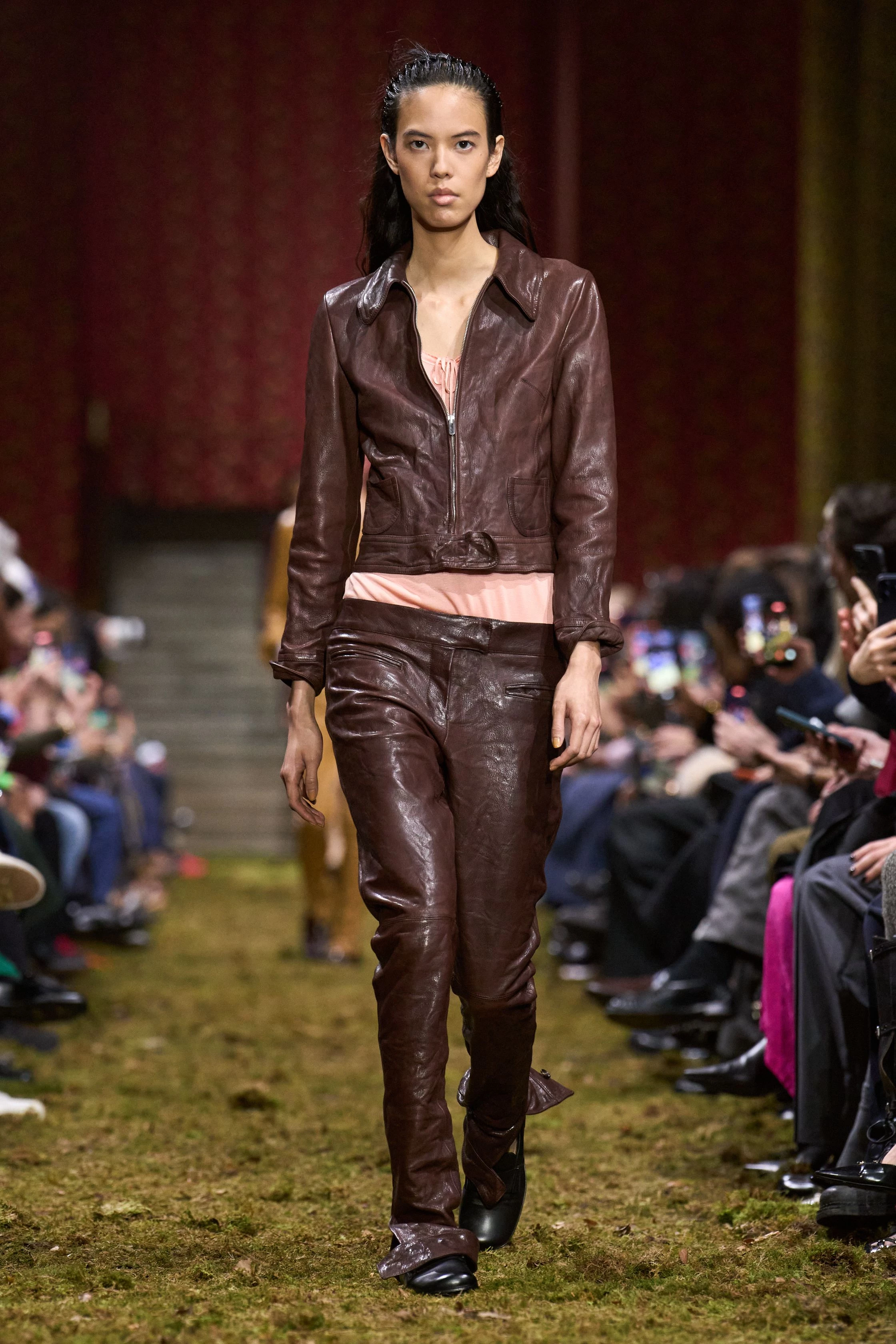 Miu Miu, осінь-зима 2026/2027: свіжа збірка, мінімалістський погляд Міуччі Прада.
7