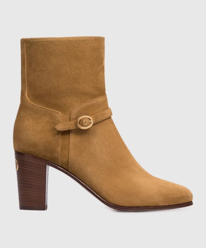 Suede ботильйони – ультрамодний вибір взуття для цього сезону.
9