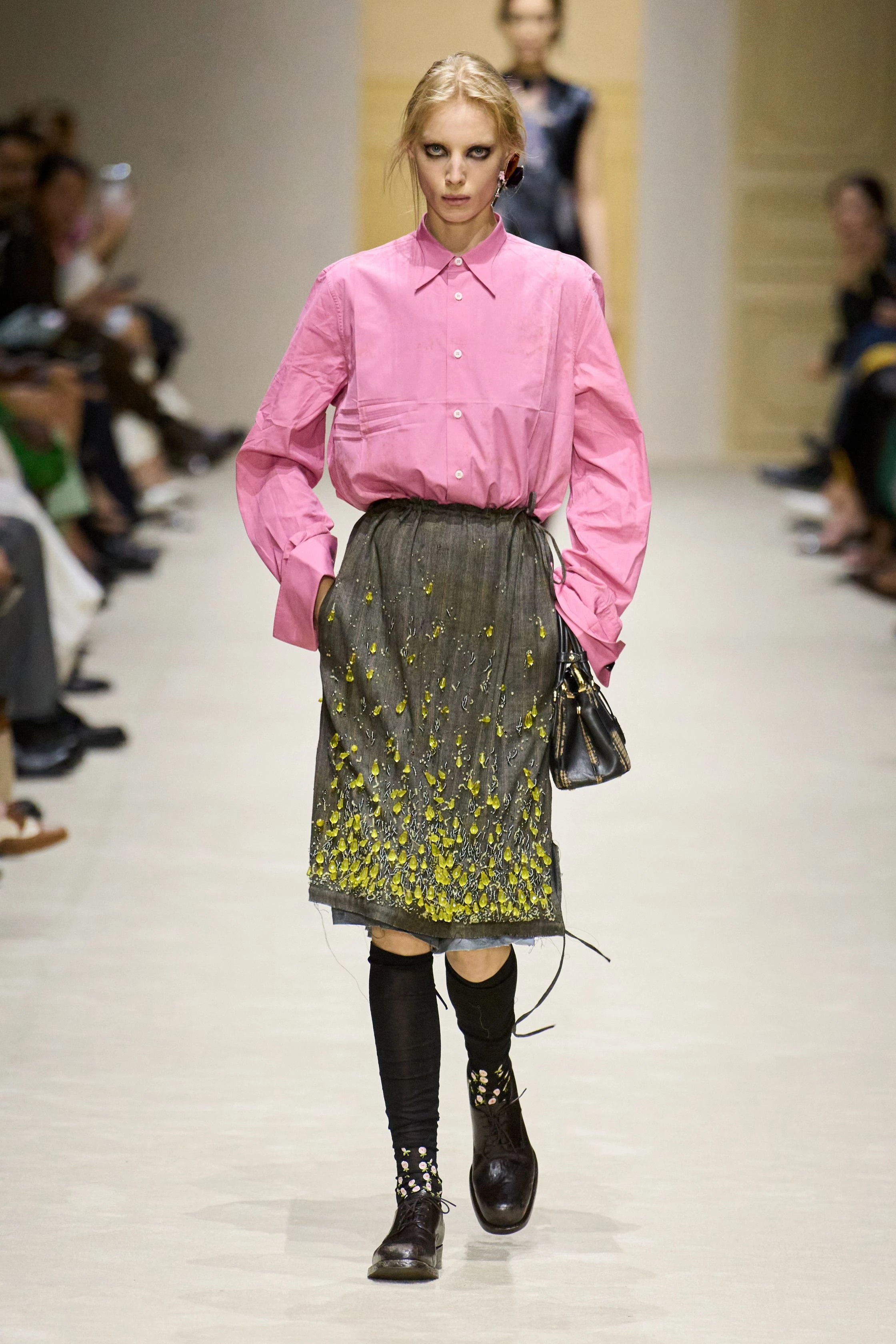 Prada: осінньо-зимова колекція 2026/2027 – 15 манекенниць, 60 луків і багатошаровість.
16