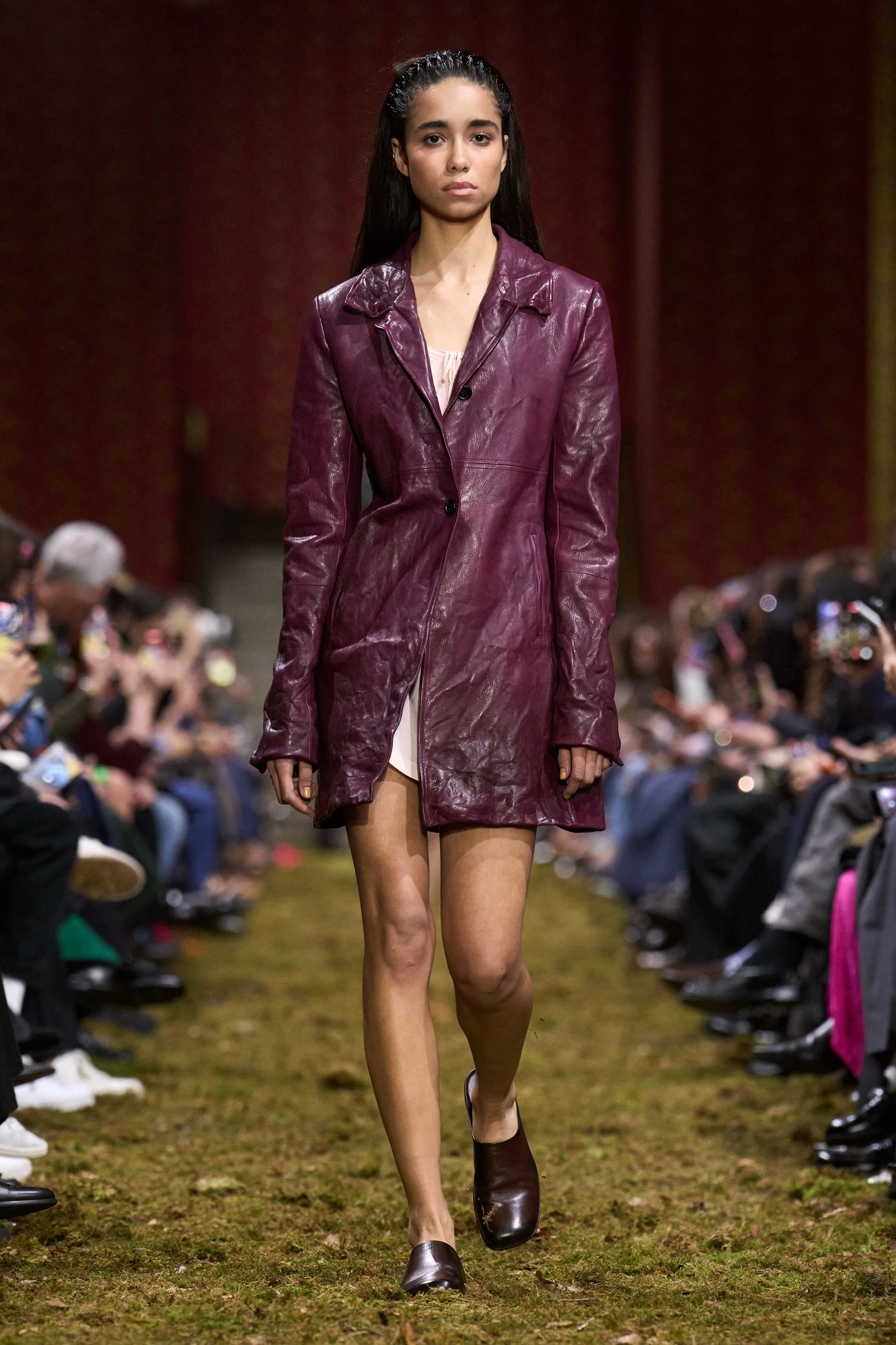 Miu Miu, осінь-зима 2026/2027: свіжа збірка, мінімалістський погляд Міуччі Прада.
8