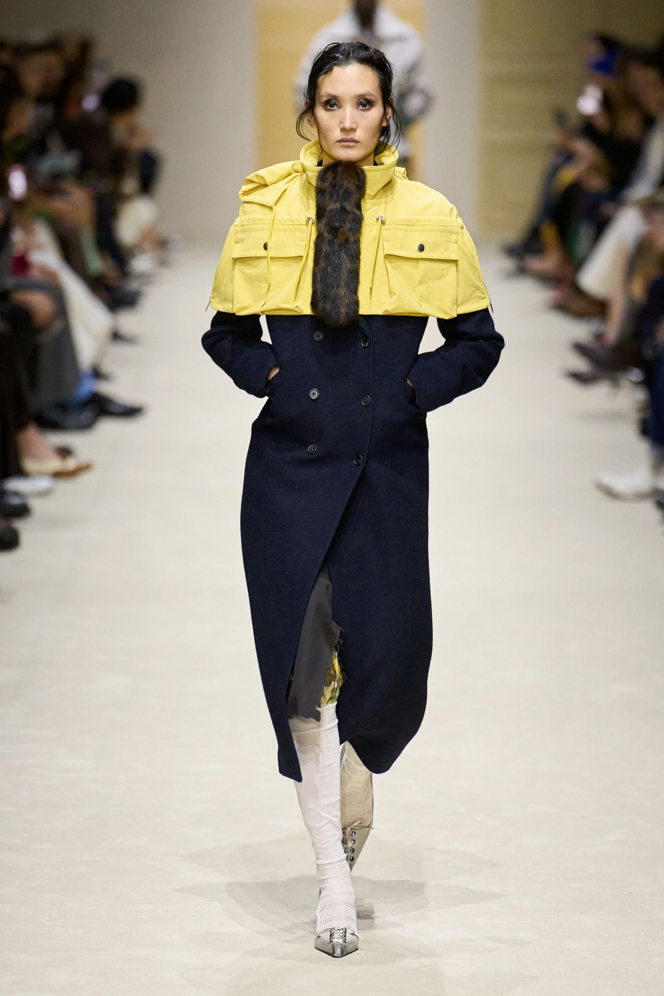 Prada: осінньо-зимова колекція 2026/2027 – 15 манекенниць, 60 луків і багатошаровість.
1