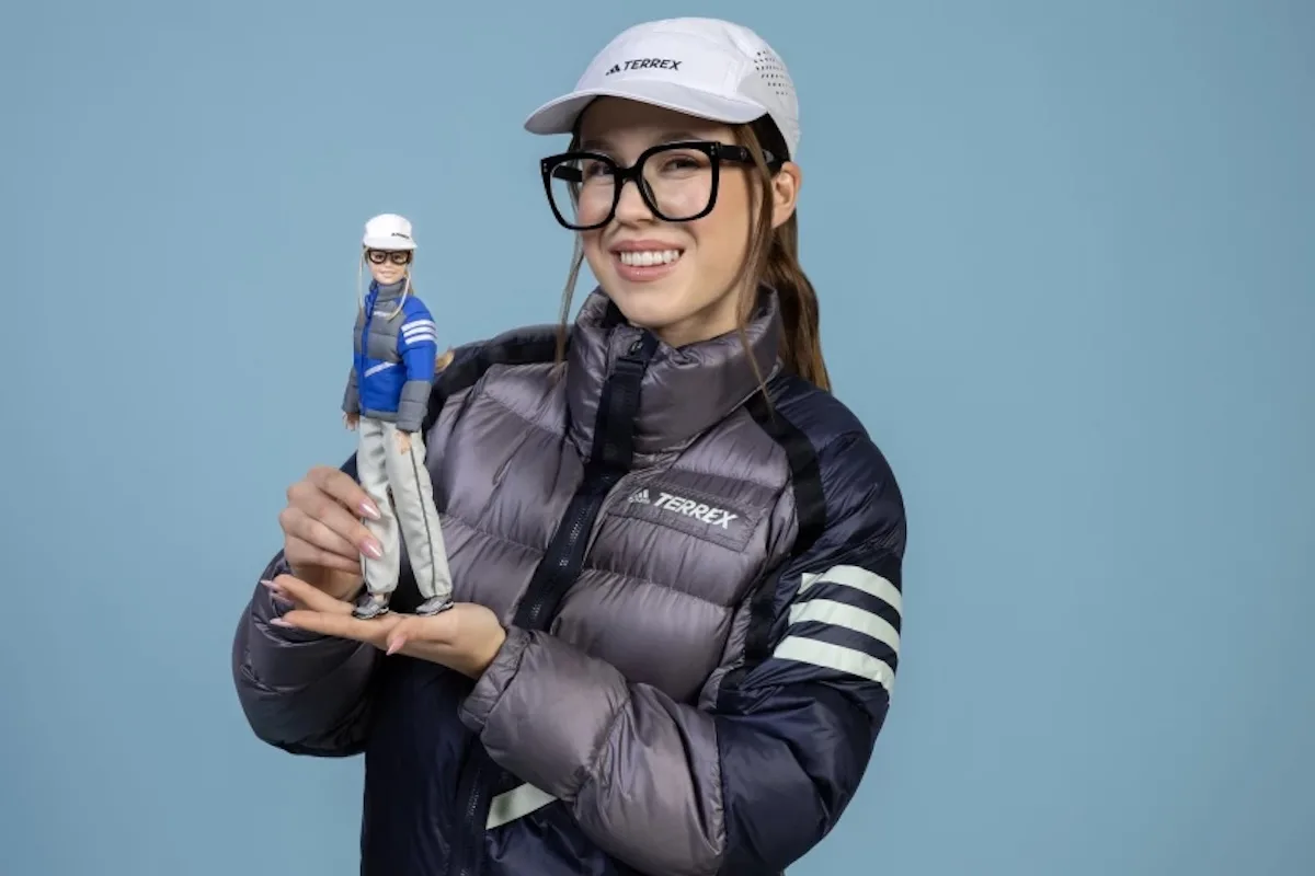 Зоя Скубіс Барбі. 19-річна полька, вшанована компанією Mattel. Зоя Скубіс із лялькою Барбі, створеною за її подобою – польською альпіністкою у трекінговій екіпіровці adidas Terrex.