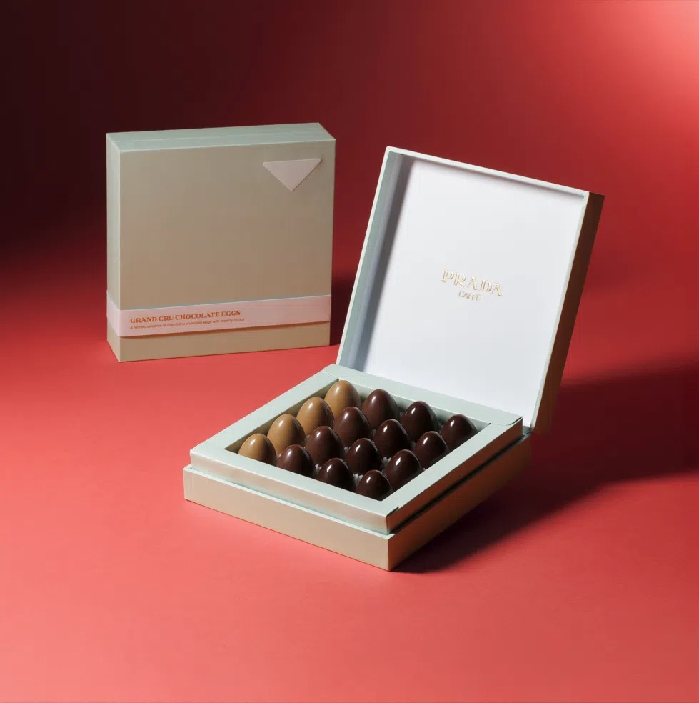 Набір шоколадних яєць Grand Cru від Prada до Великодня 2026 року. Мінімалістичний дизайн та різноманітні смакові профілі відповідають тренду на розкішні солодощі.