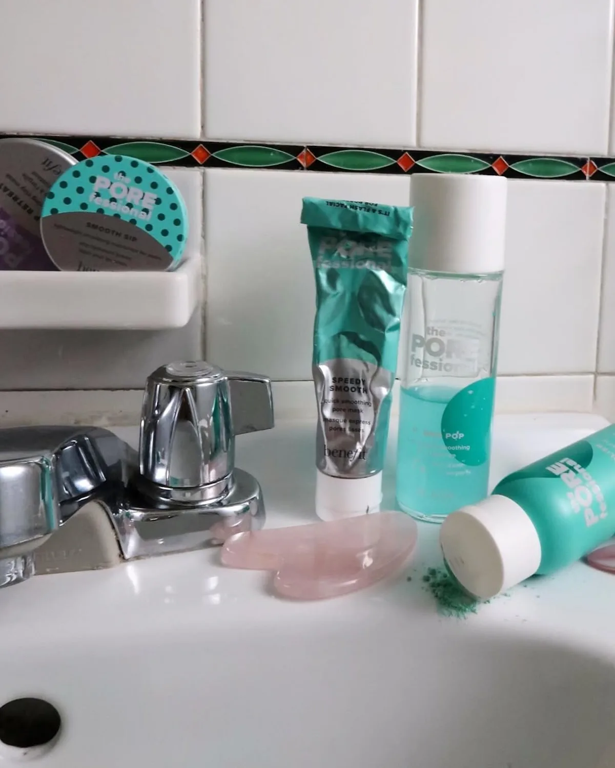 Біля раковини виставлено косметику Benefit Cosmetics, де представлені засоби догляду за шкірою для дорослих. Фото натякає на розслідування щодо просування таких продуктів серед дітей та молодших споживачів.