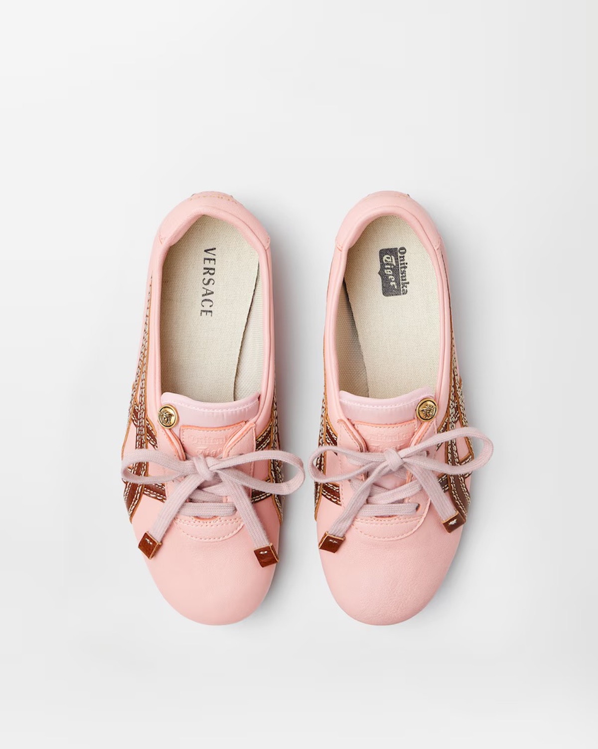 Рожевий варіант моделі TAI-CHI Sakura з ніжним оздобленням та контрастними деталями. Поєднання жіночних кольорів та ретро-силуету створює модний лайфстайл-ефект.