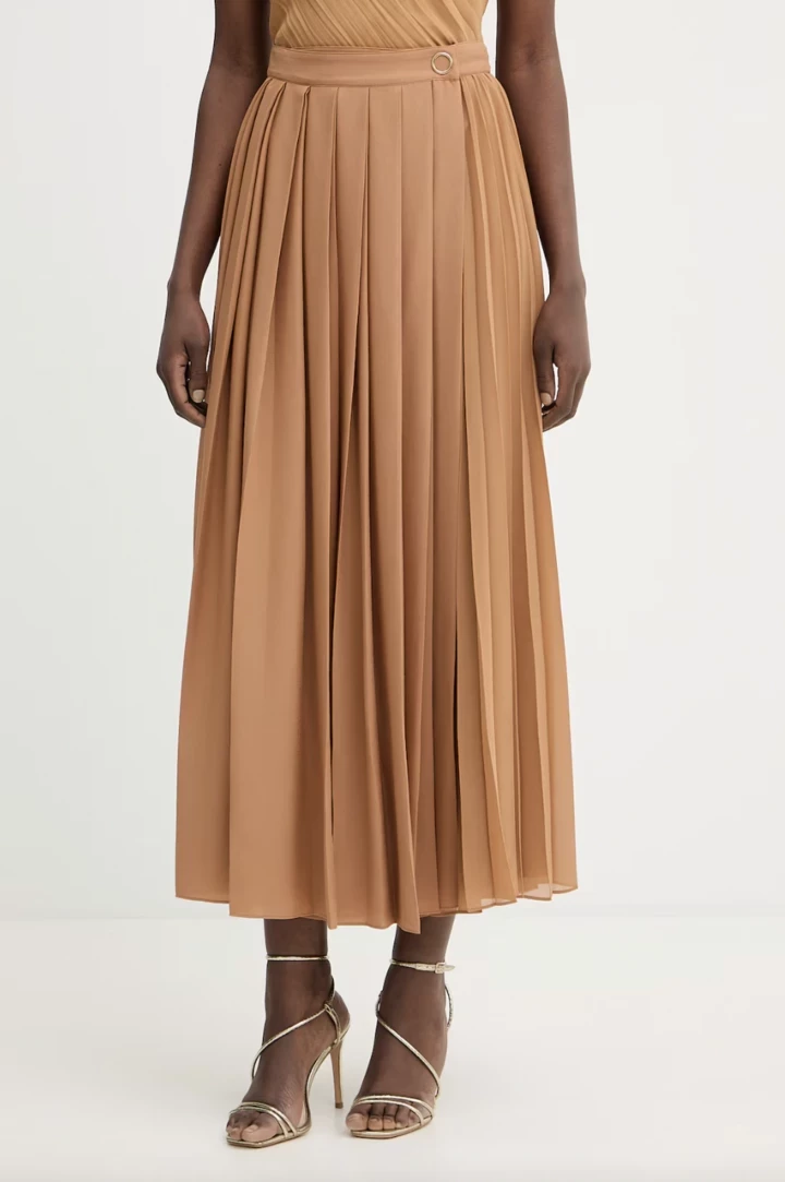 Цієї весни модниці несподівано віддають перевагу саме цій спідниці.
6