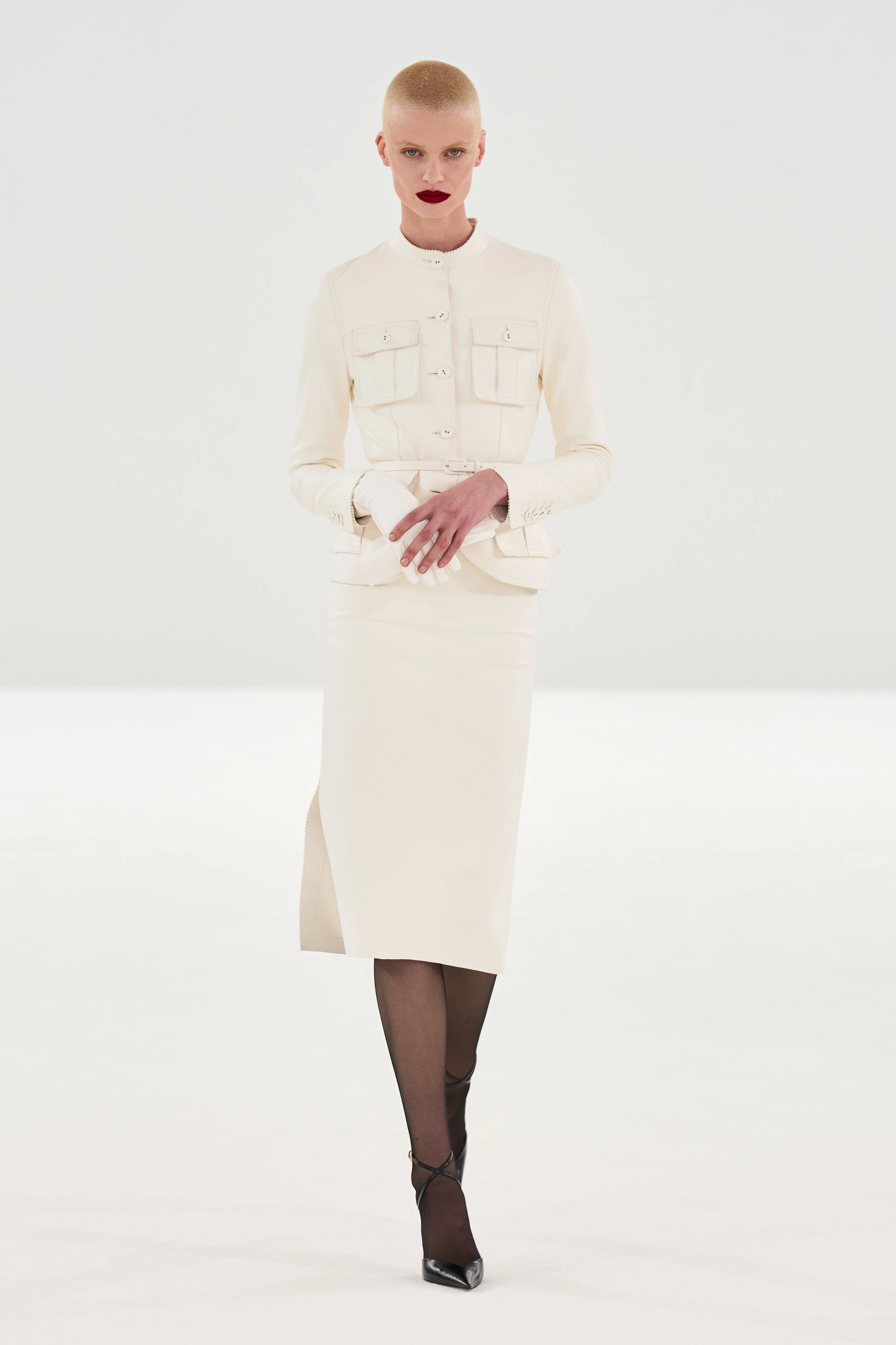 Гайдер Акерманн по-новому інтерпретує доробок Tom Ford, додаючи зухвалої чуттєвості.
0