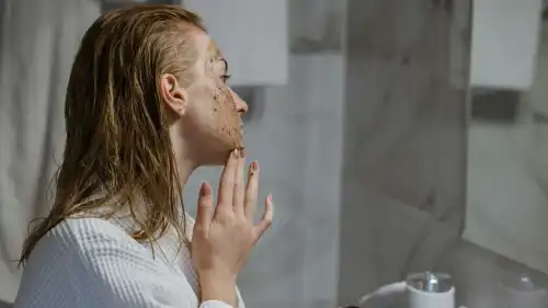 Від абрикосових ядерець до спирту: косметика, що відійшла в минуле.