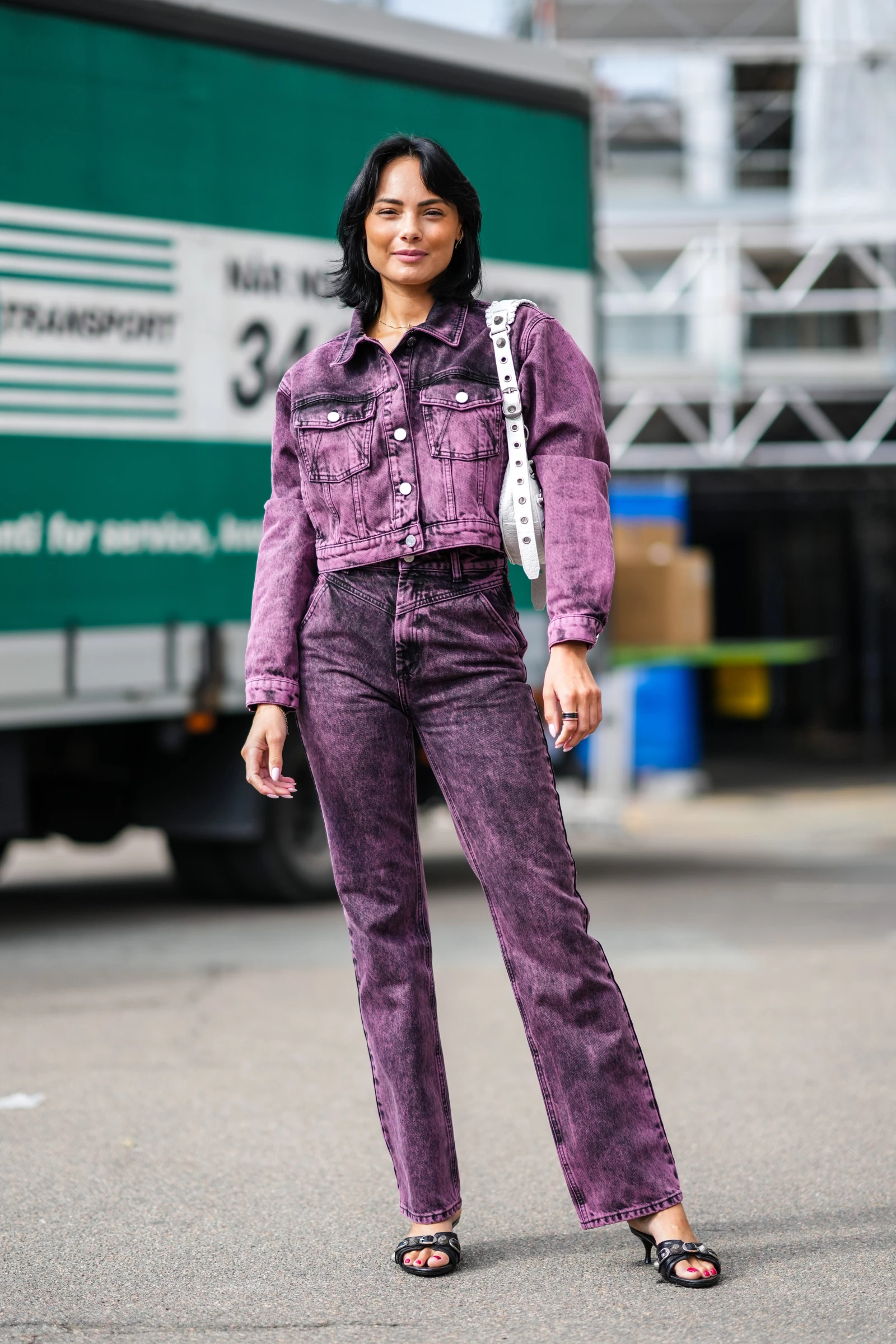 Лілові джинси – актуальний писк 2026: 4 тони, що витіснять традиційний денім.
3