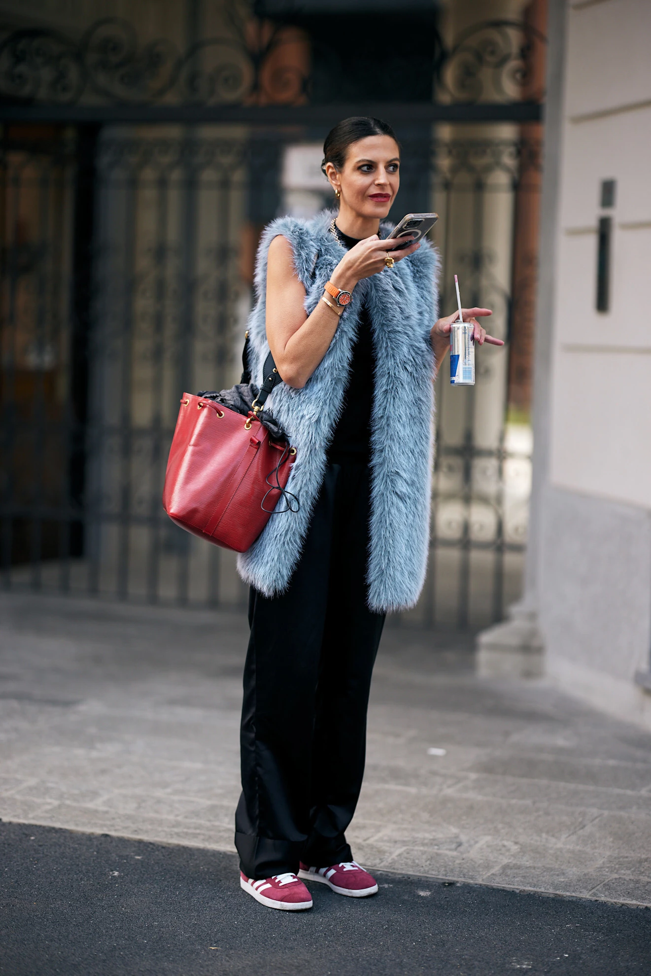 Бордові кросівки: універсальний вибір для весни 2026
2