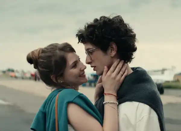 Марк Ейдельштейн стрибає з парашутом над передгір'ям Ельбруса у трейлері нового фільму