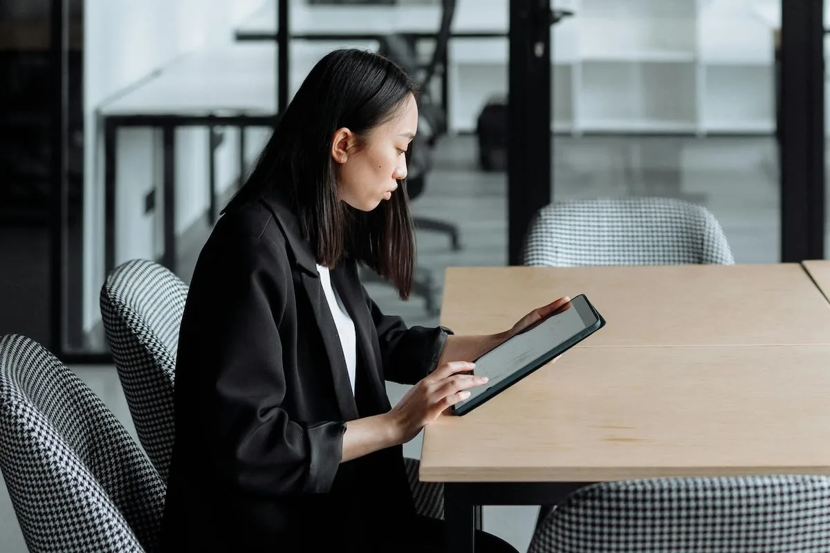 Жінка працює на планшеті в офісі – чи є Страсна п’ятниця державним святом у Польщі у 2026 році?