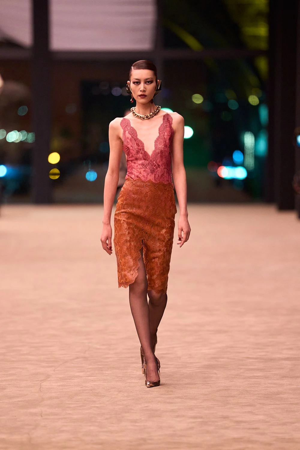 Чуттєвість та мінімалізм: свіжа лінійка Saint Laurent осінь-зима 2026/2027
6