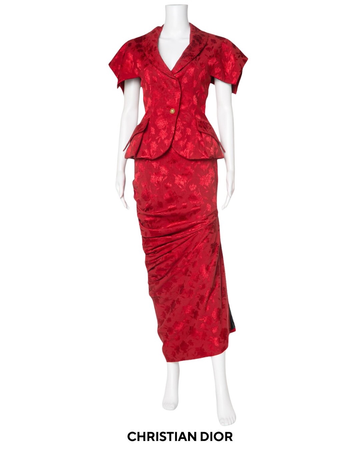 Червоний ансамбль від Christian Dior, виставлений на манекені, походить з аукціону одягу Кім Кардаш'ян. Комплект був частиною благодійного продажу, виручені кошти з якого були передані на безкоштовну правову допомогу.