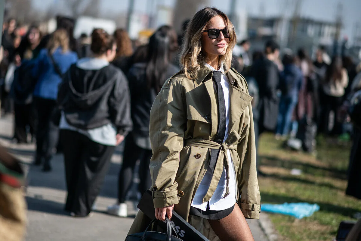 OnBuy розширюється до Польщі та Європи. Вуличний стиль з тренчем та елегантними аксесуарами під час Тижня моди. Фото символізує динамічно зростаючий ринок онлайн-моди, на який OnBuy виходить зі своєю європейською експансією.