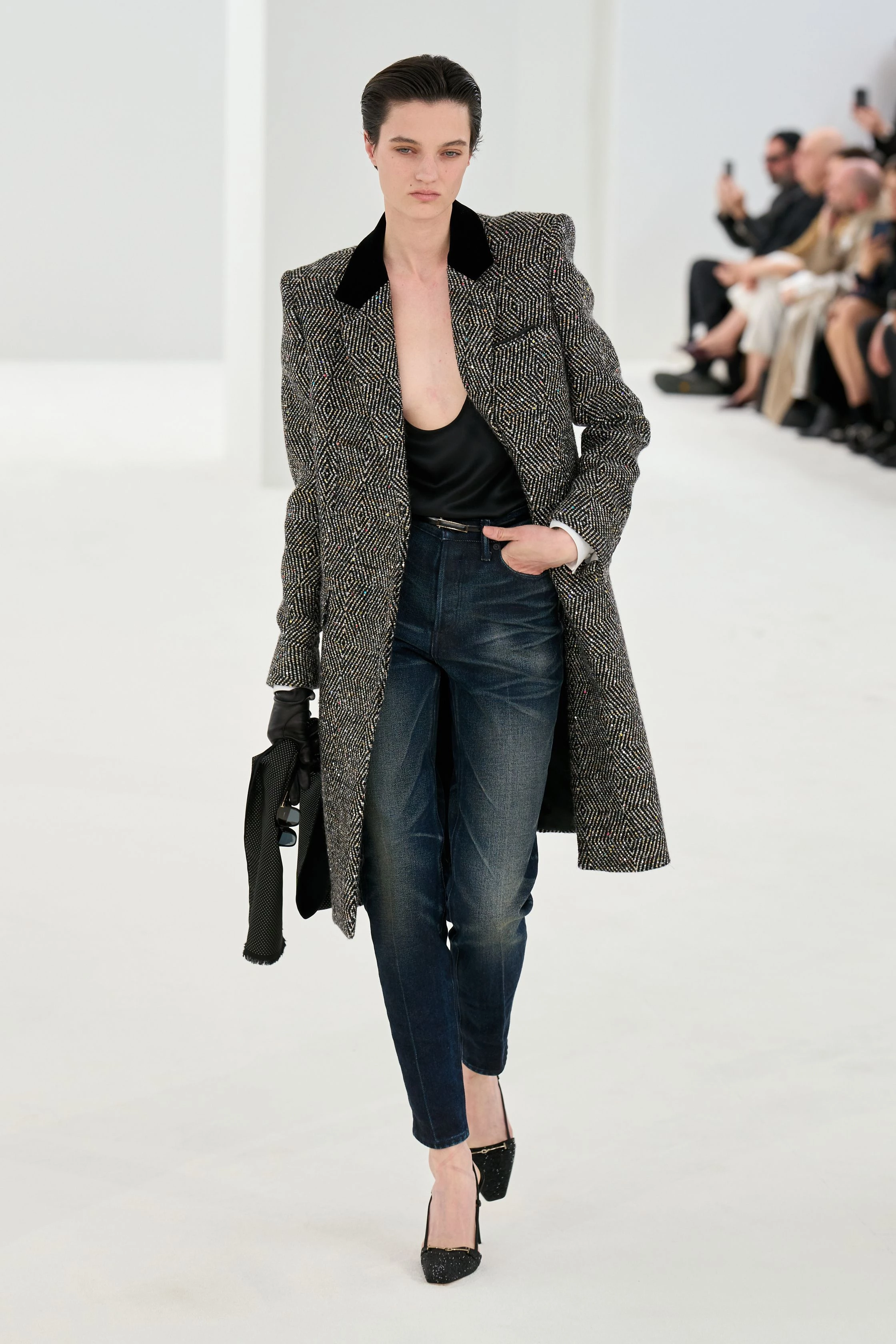 Гайдер Акерманн по-новому інтерпретує доробок Tom Ford, додаючи зухвалої чуттєвості.
12