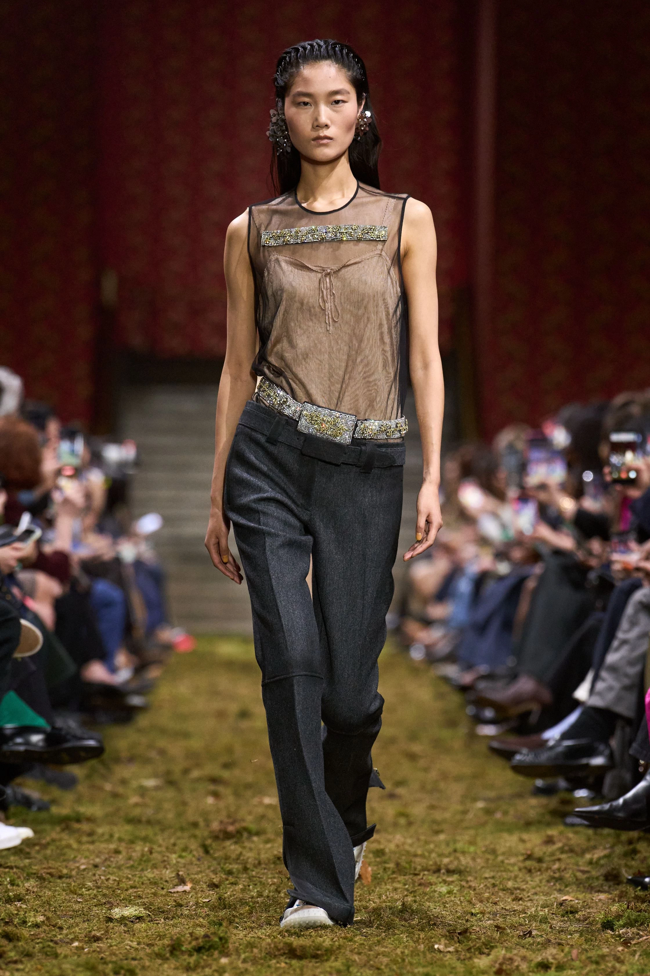 Miu Miu, осінь-зима 2026/2027: свіжа збірка, мінімалістський погляд Міуччі Прада.
13