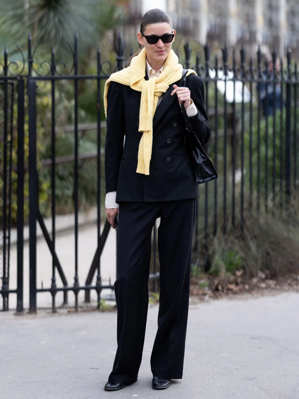 Яскравий жовтий трикотаж: актуальний елемент весняного гардеробу