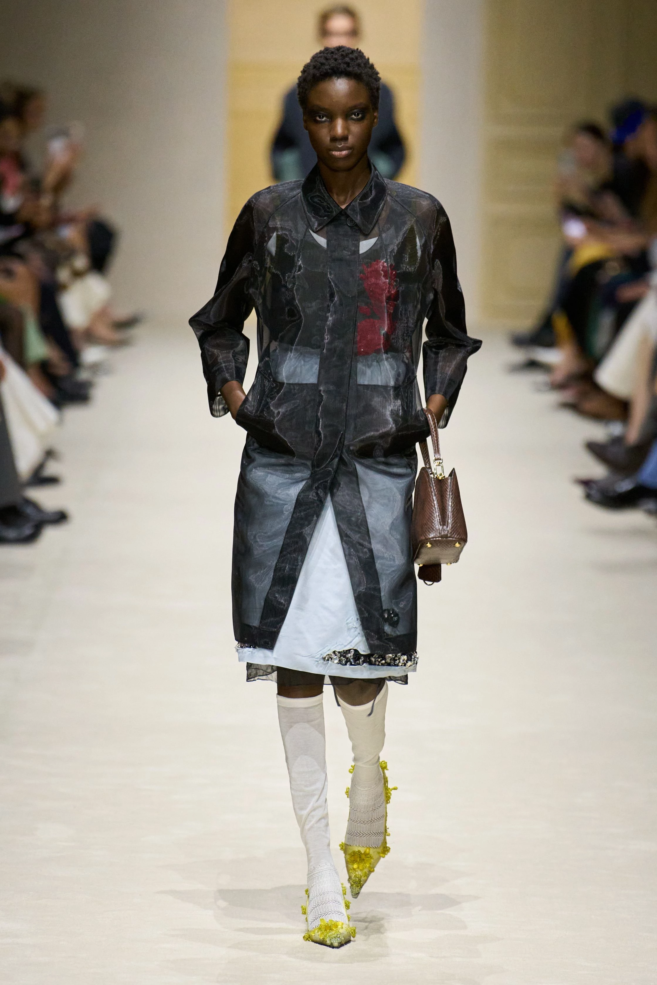 Prada: осінньо-зимова колекція 2026/2027 – 15 манекенниць, 60 луків і багатошаровість.
3