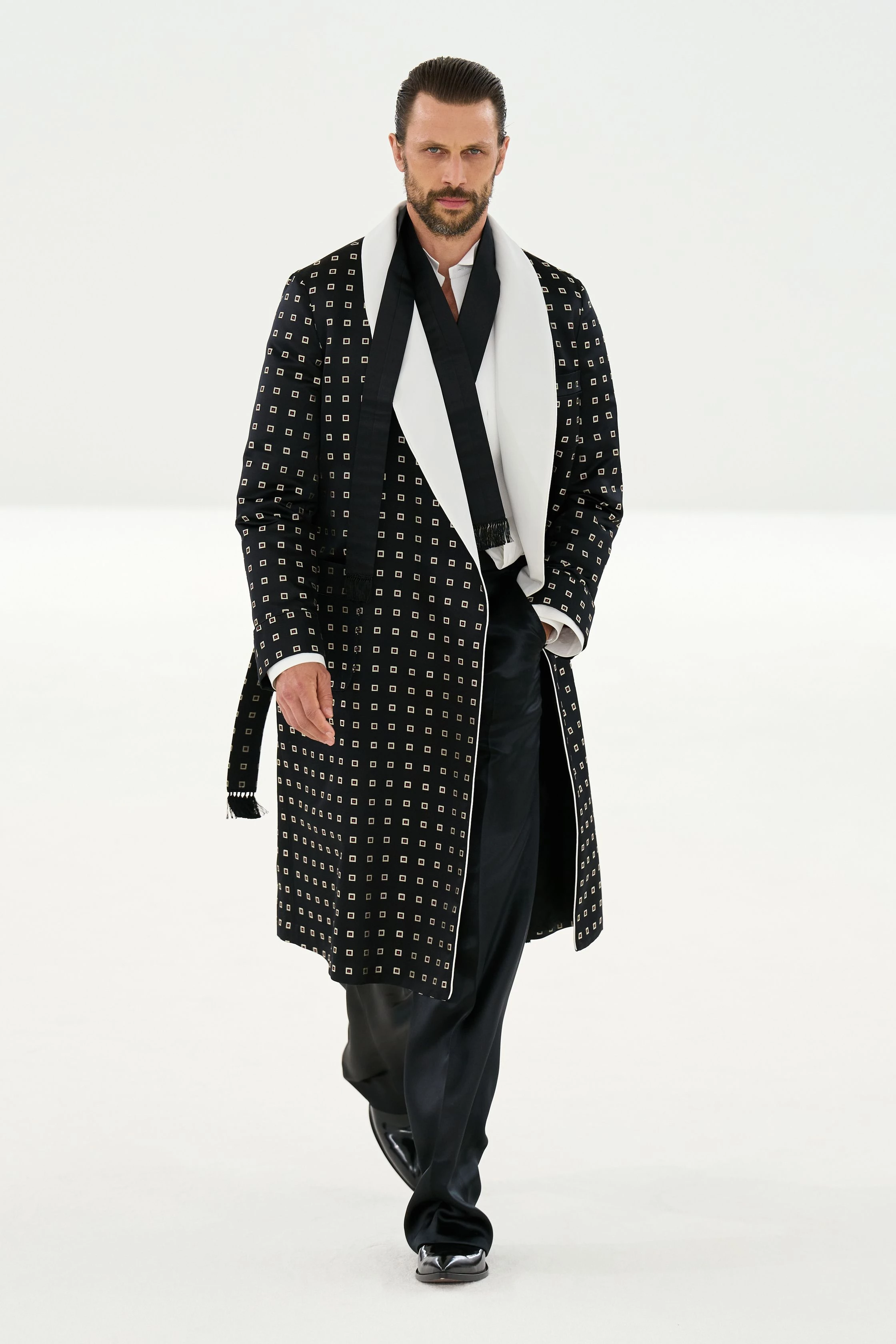 Гайдер Акерманн по-новому інтерпретує доробок Tom Ford, додаючи зухвалої чуттєвості.
17