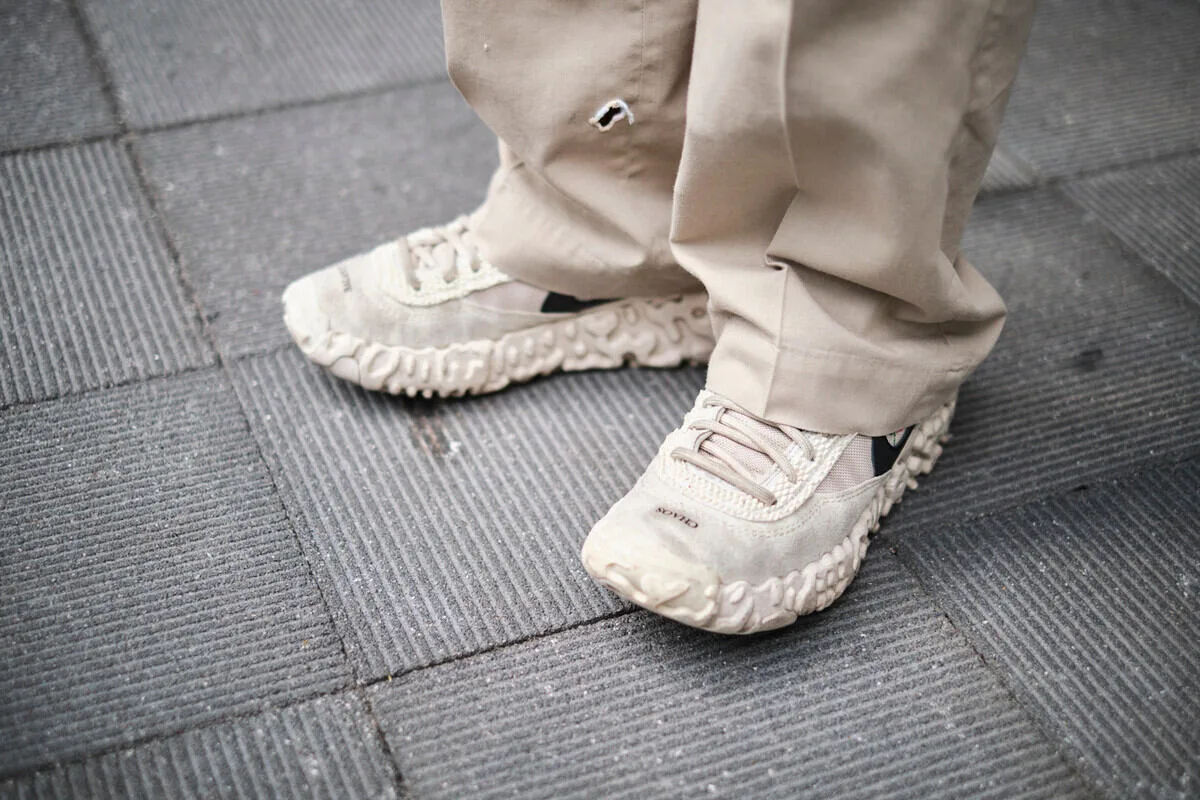 Найгарячіші релізи кросівок навесні 2026 року. Бежеві кросівки з масивною, органічно сформованою підошвою, які можна носити з вільними штанами на міському тротуарі.