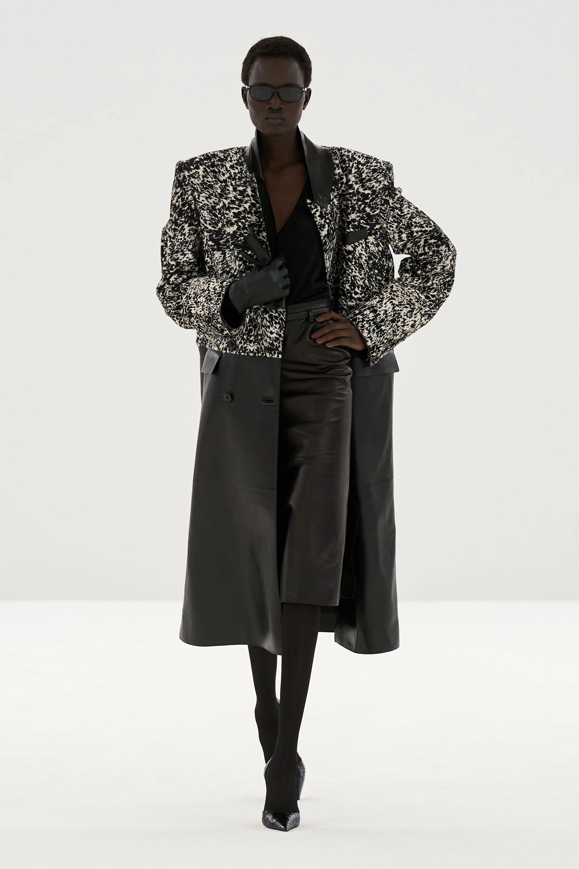 Гайдер Акерманн по-новому інтерпретує доробок Tom Ford, додаючи зухвалої чуттєвості.
3