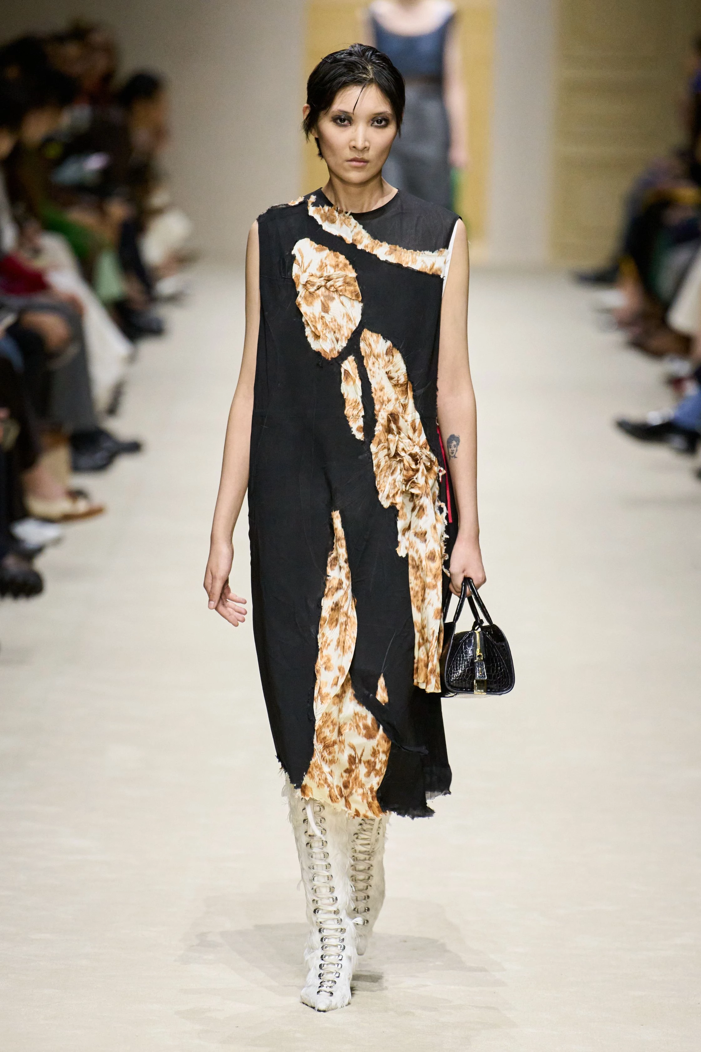 Prada: осінньо-зимова колекція 2026/2027 – 15 манекенниць, 60 луків і багатошаровість.
18