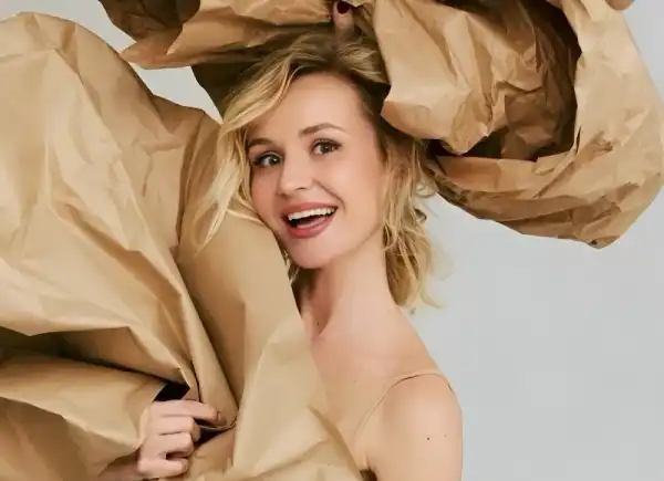 Поліна Гагаріна відзначає день народження у вбранні з крафт-паперу