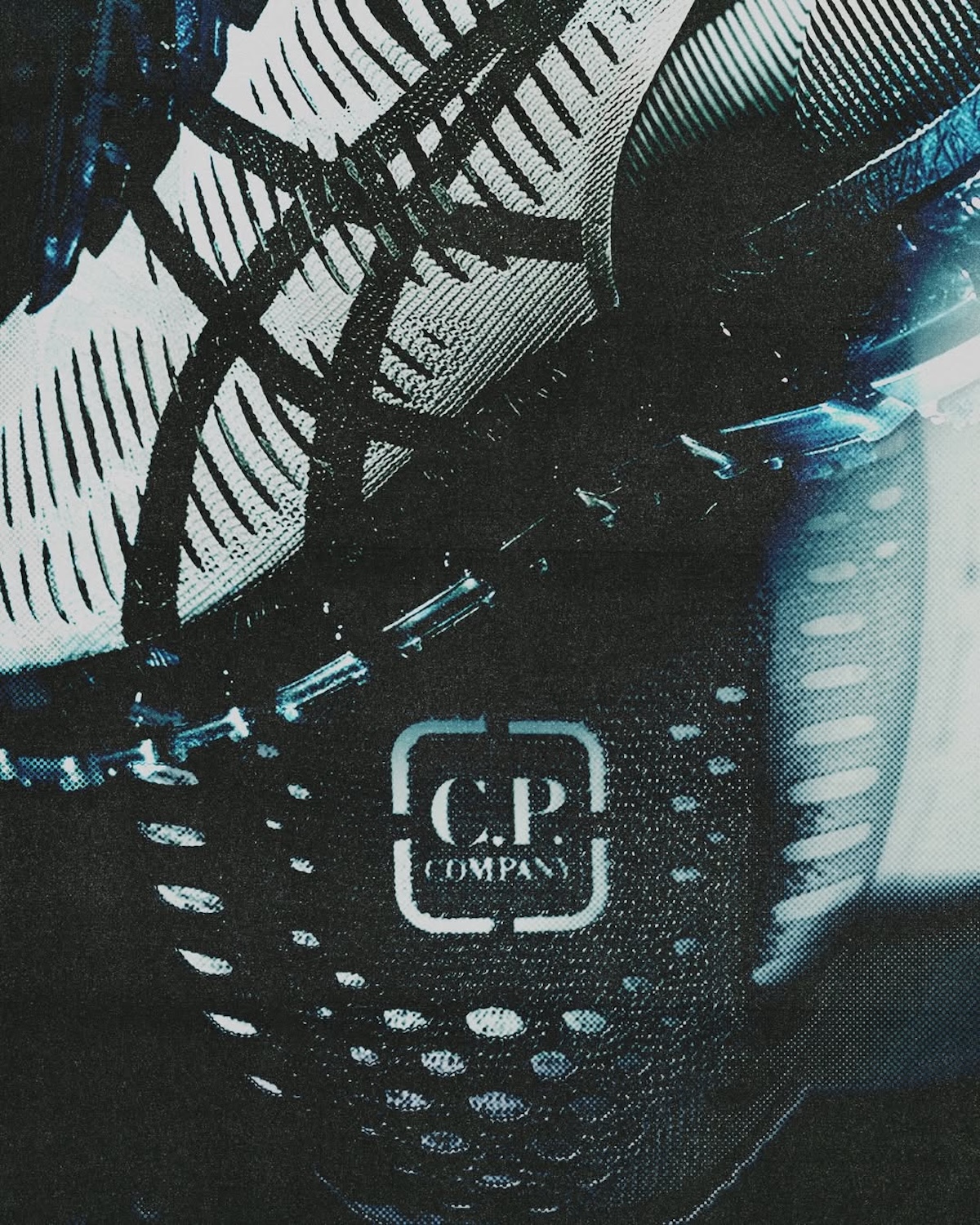 Крупний план логотипу компанії C.P., що демонструє сітчастий верх і вдосконалену систему шнурівки, результат спільного дизайну. Ці вишукані колаборації кросівок на весну 2026 року підкреслюють інноваційні матеріали та відмінні риси обох брендів.